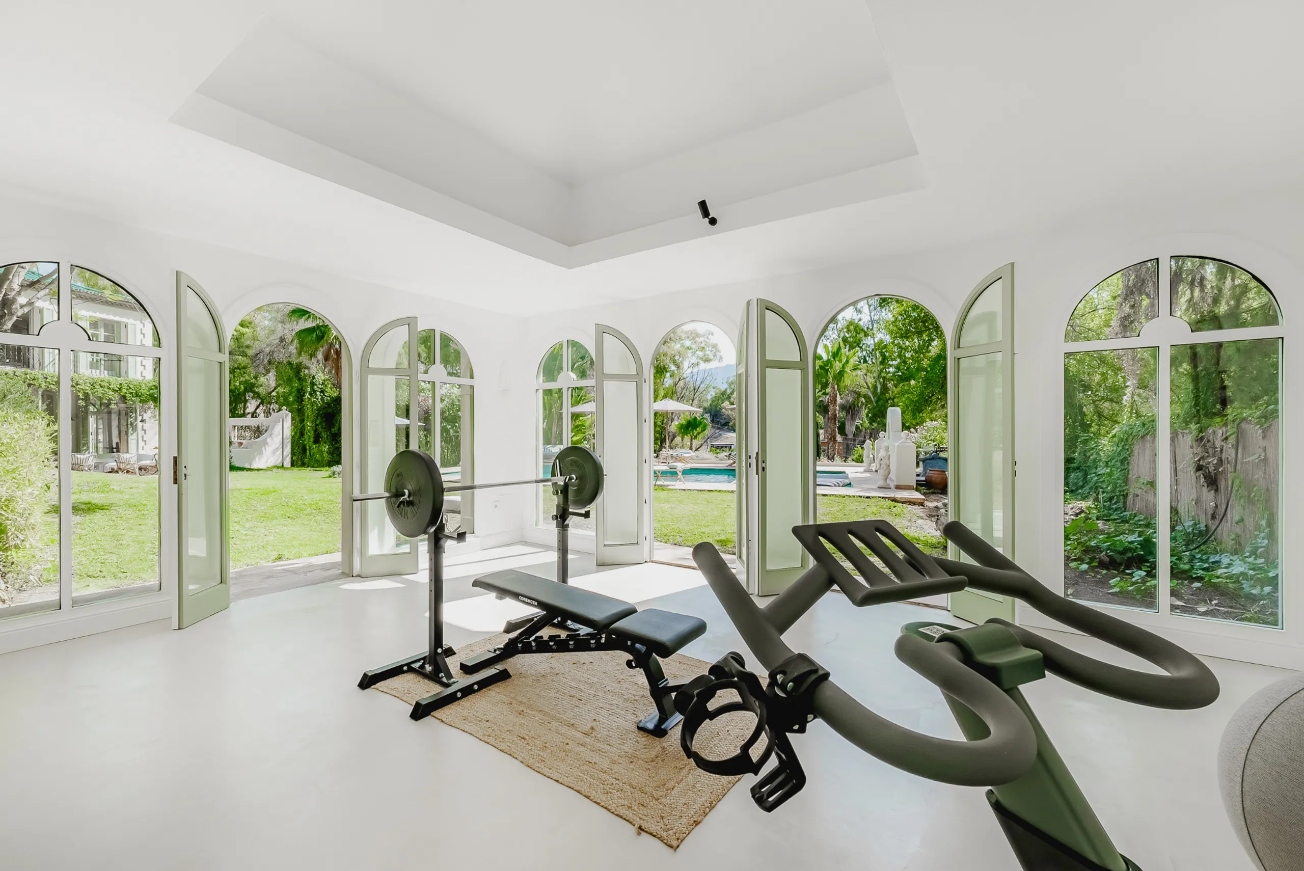 Majestic Traditional Estate with Private Pool and Stunning Garden Views — photograph 12
