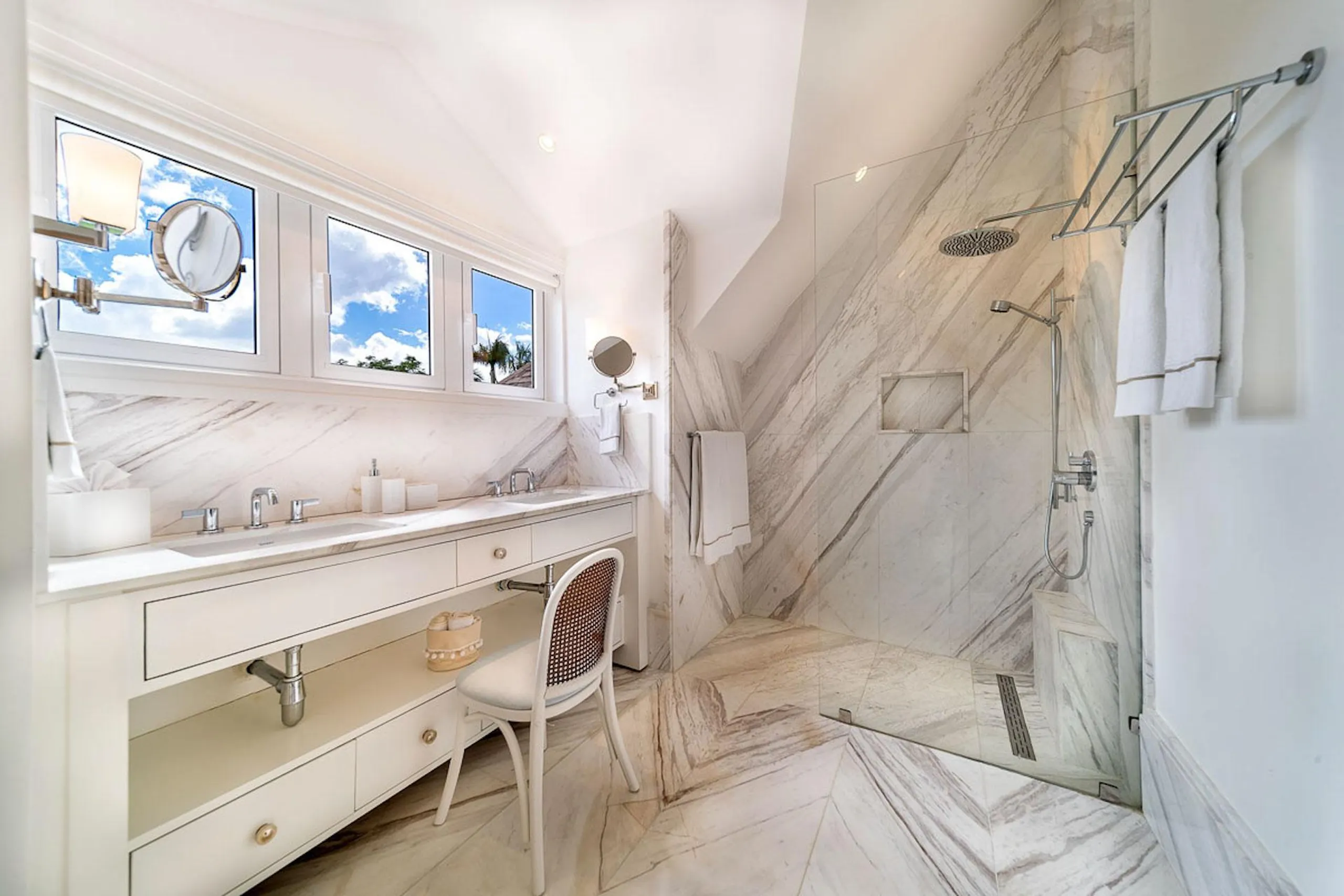 Tranquil Paradise with a Panoramic Mountain View — photograph 10