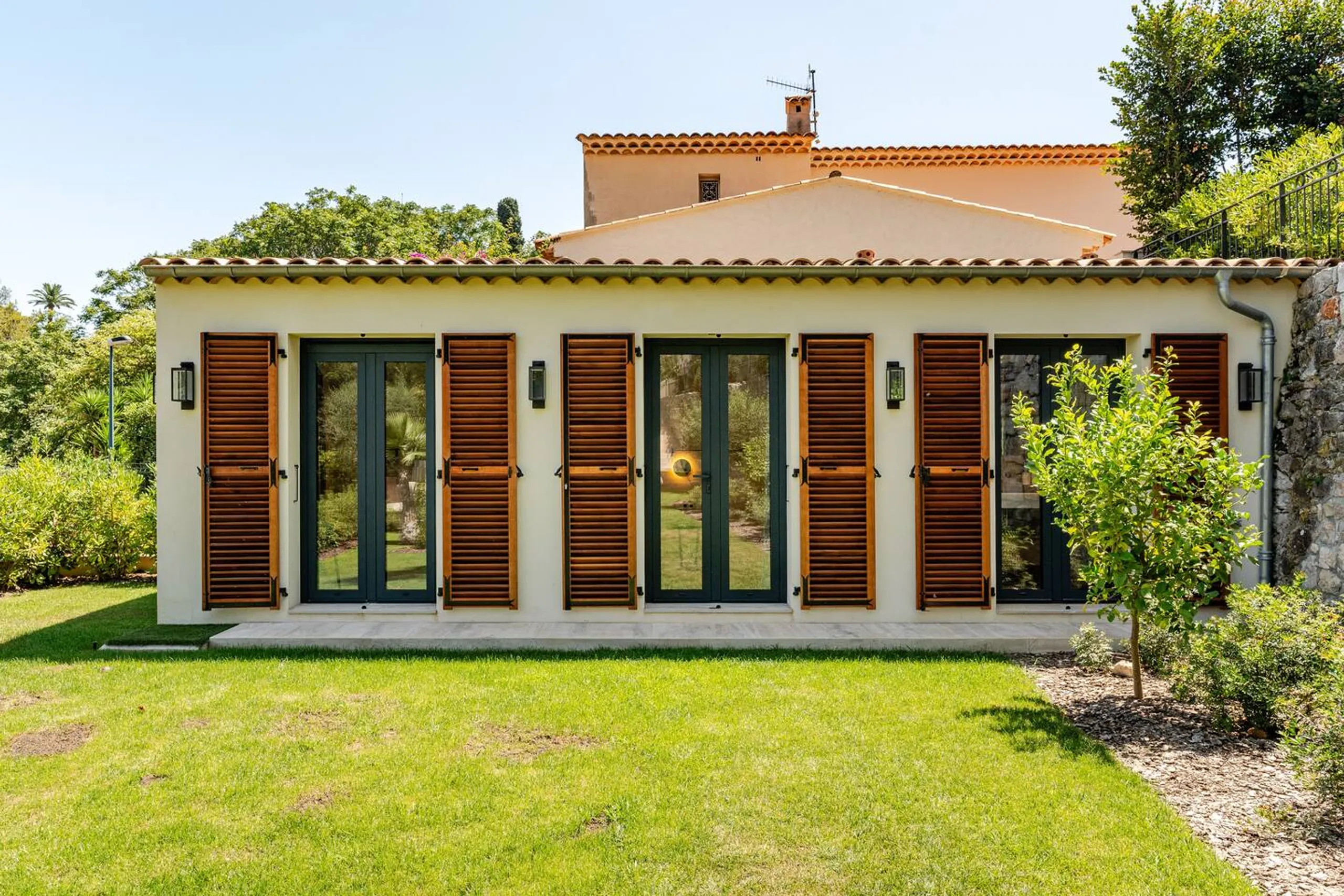Serene Villa in Cap Ferrat with Private Pool and Breathtaking Panoramic Views of the Mediterranean Sea — photograph 3