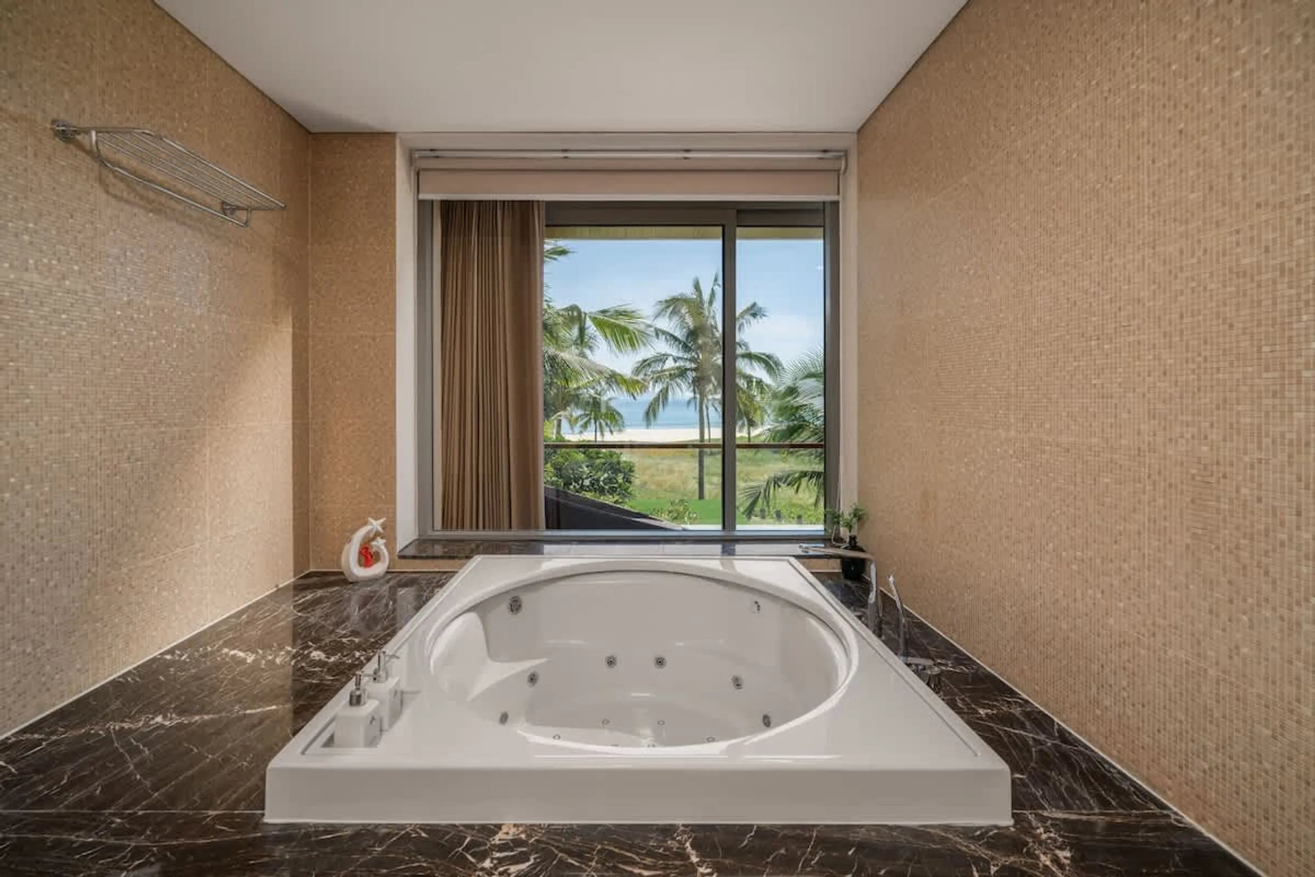 Deluxe Beachfront Villa with Private Pool & Event-Ready Spaces — photograph 9