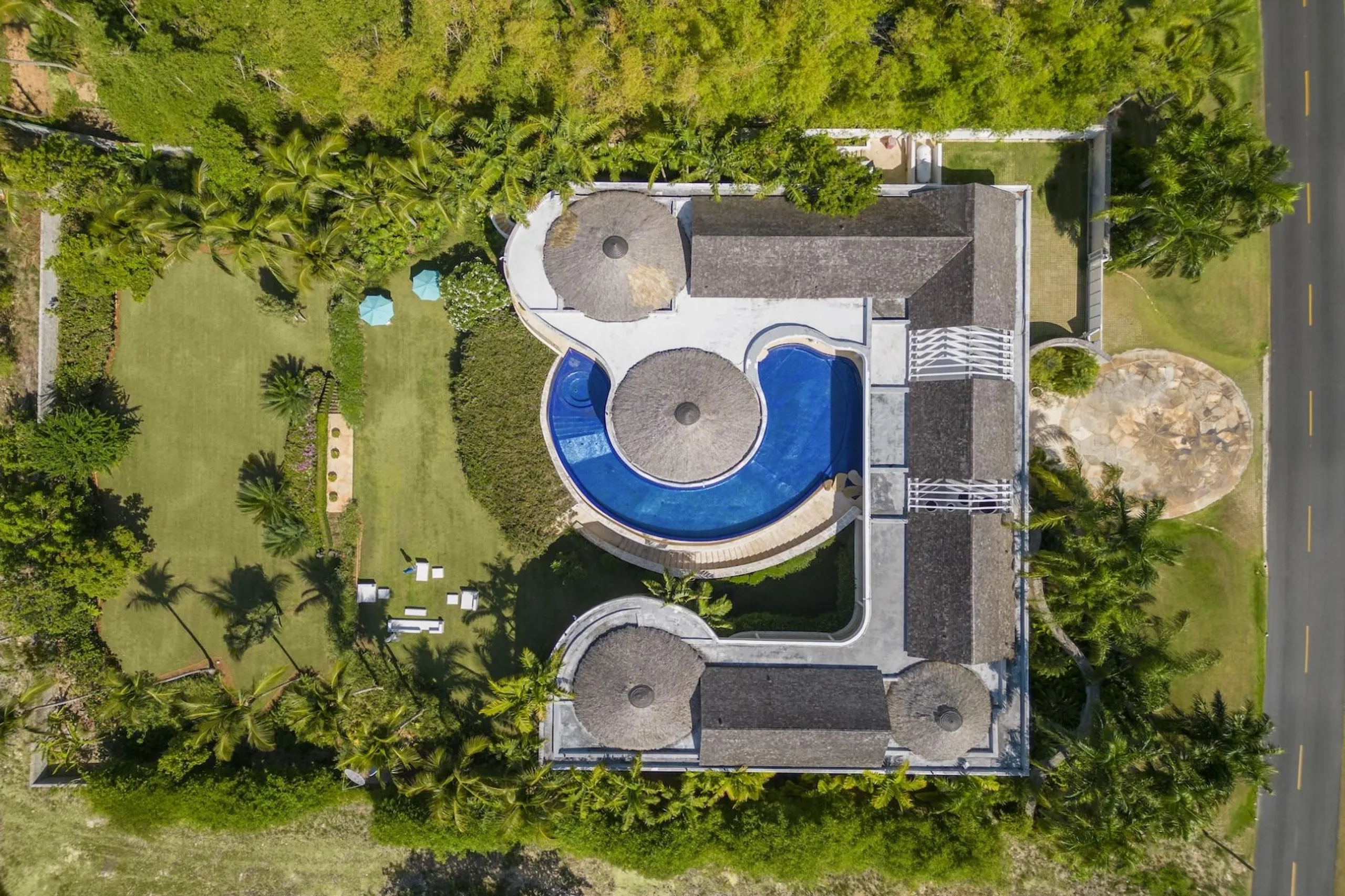 Artistic Caribbean Villa with Curved Infinity Pool and Tropical Gardens — photograph 5