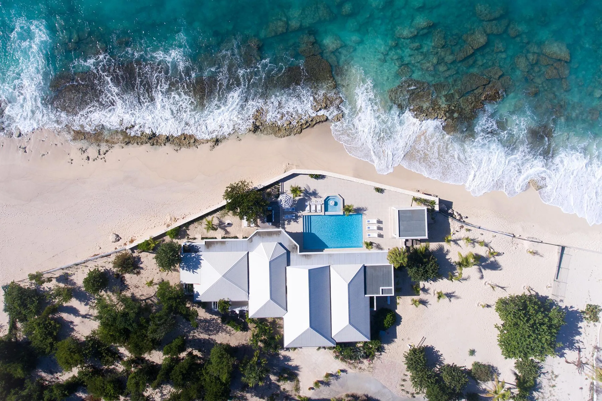 Elegant Coastal  Beachfront Villa in Plum Bay Beach with Private Pool — photograph 5