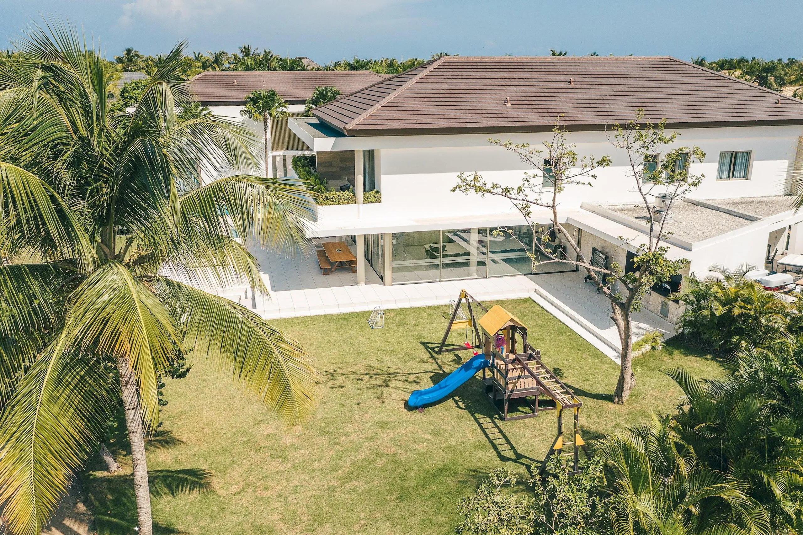 Iconic 9-Bedroom Villa: Modern Minimalist Design Near La Cana Golf & Beach Club — photograph 6