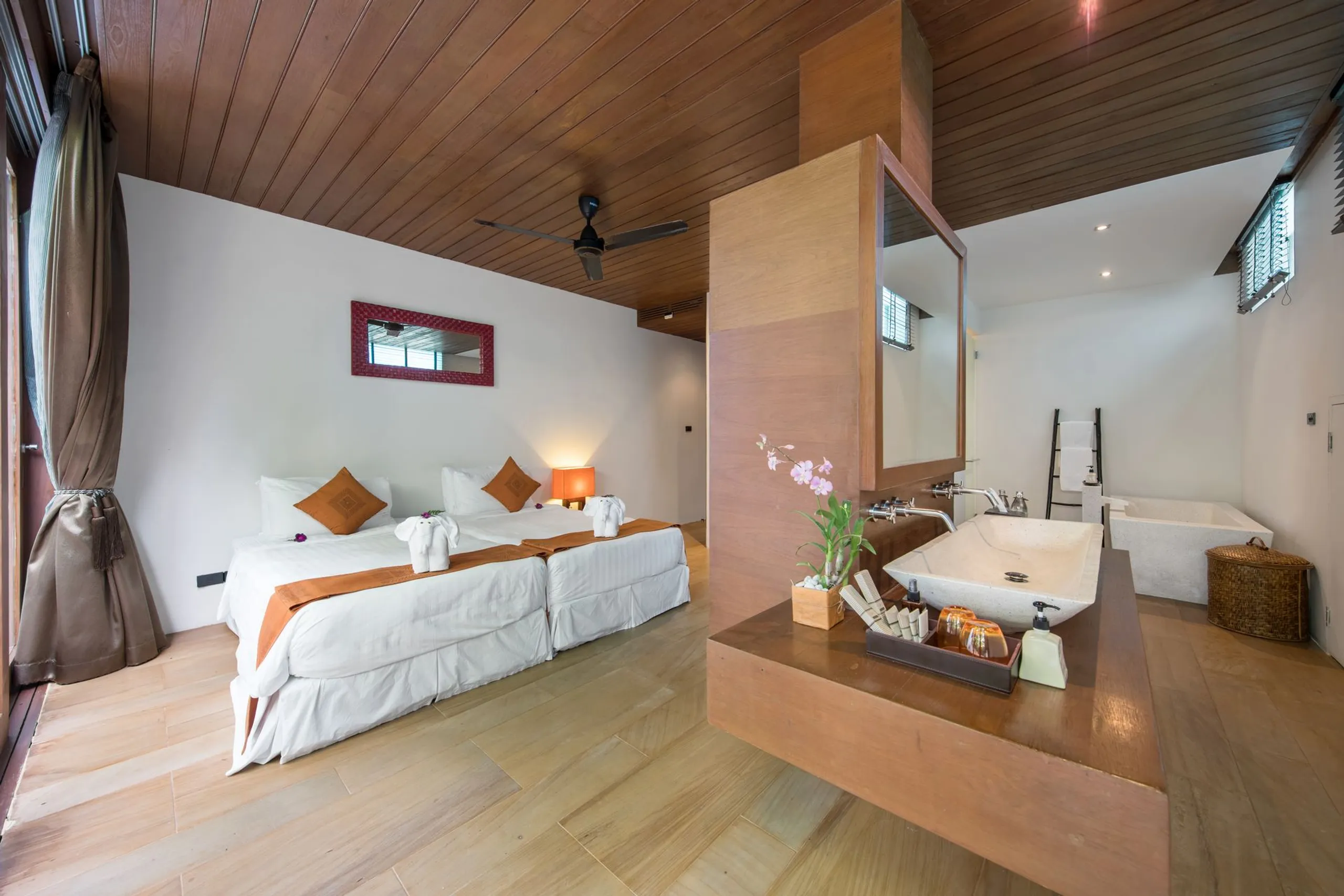 Stately Tropical Escape with Infinity Edge Swimming Pool and Stunning Sea Views — photograph 9