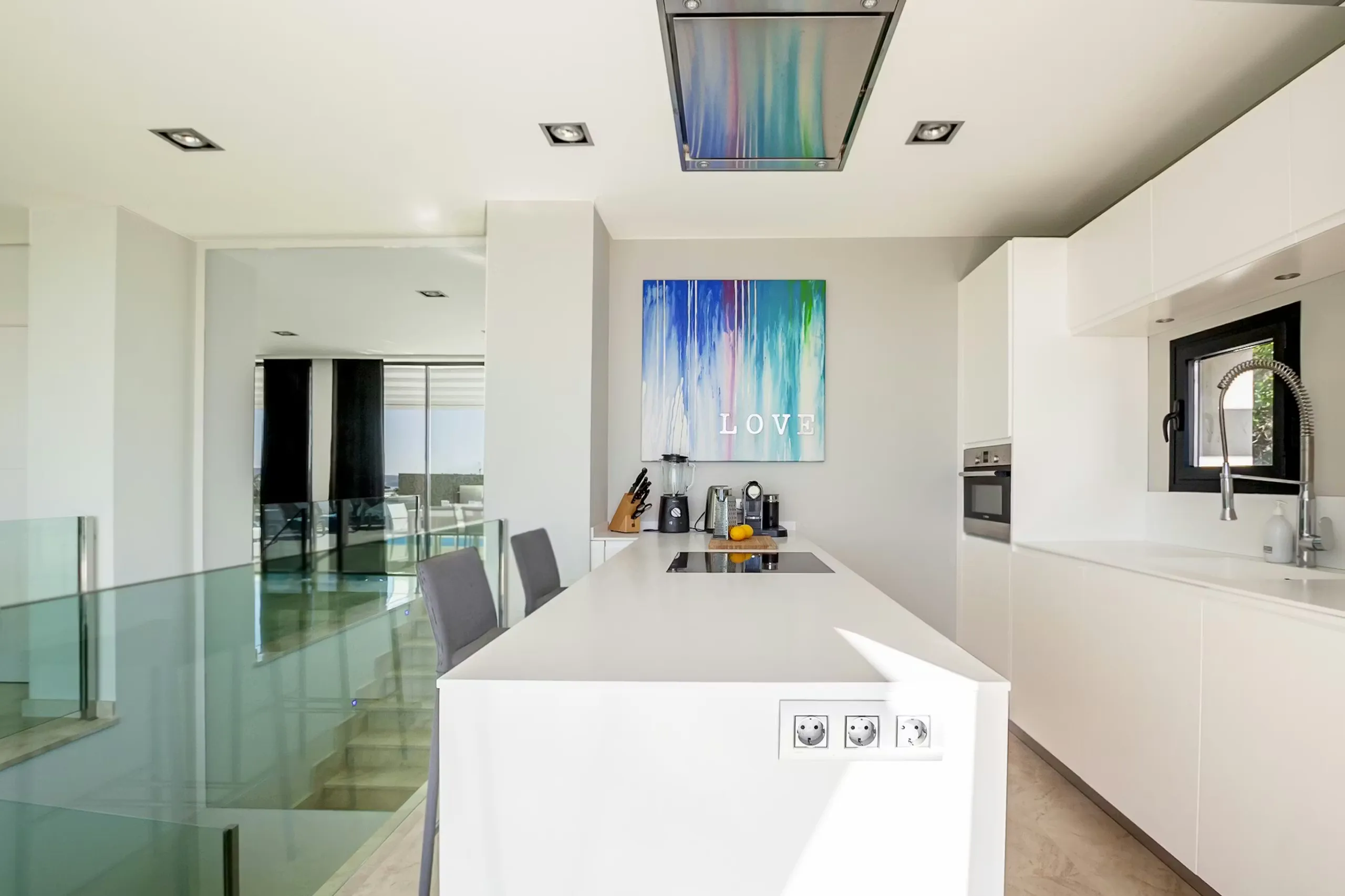 Gleaming Coastal Escape with Infinity Pool and Endless Views — photograph 12