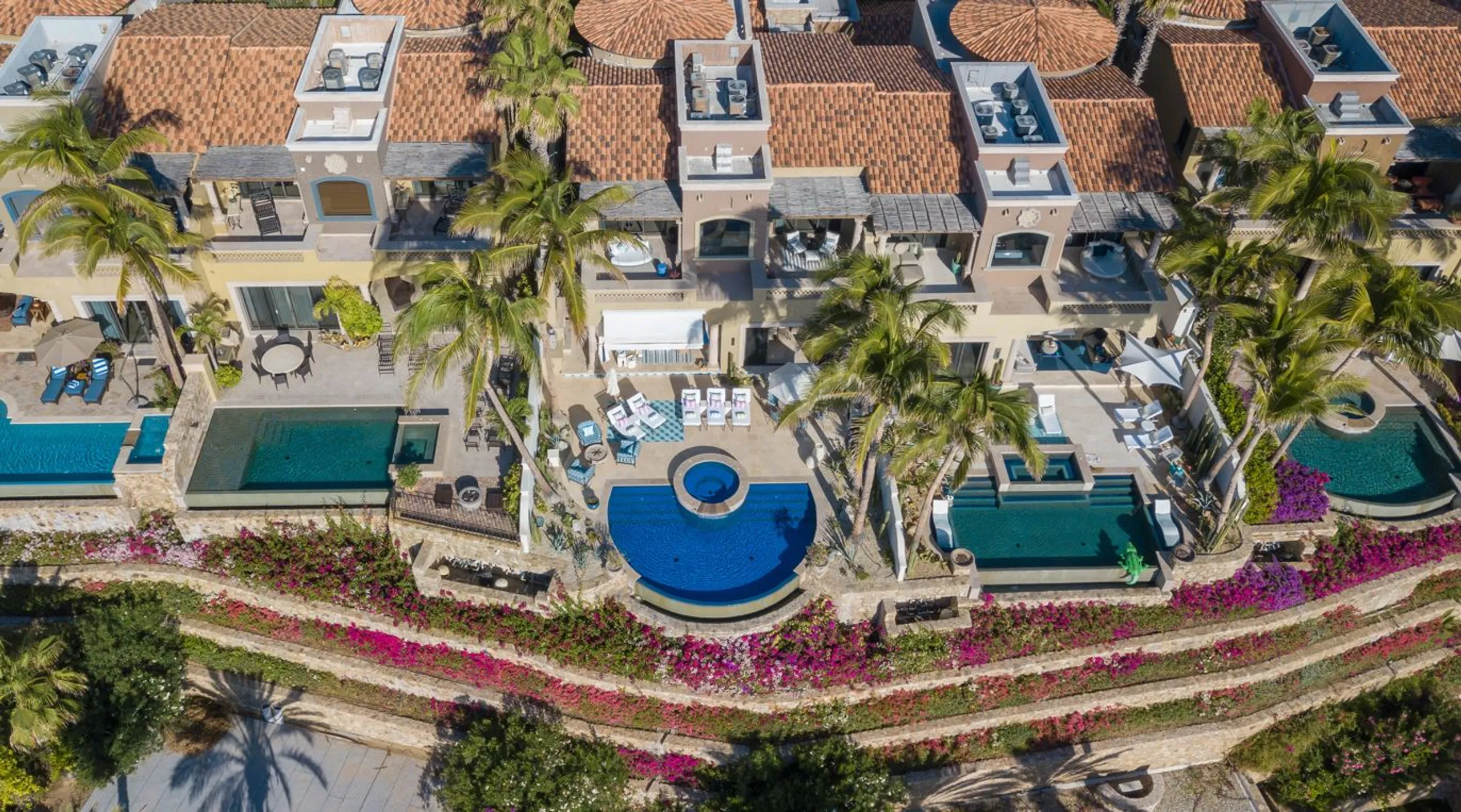 Lavish  5-Bedroom Villa with Infinity Pool, Jacuzzi, Resort Access and Sea Views — photograph 4