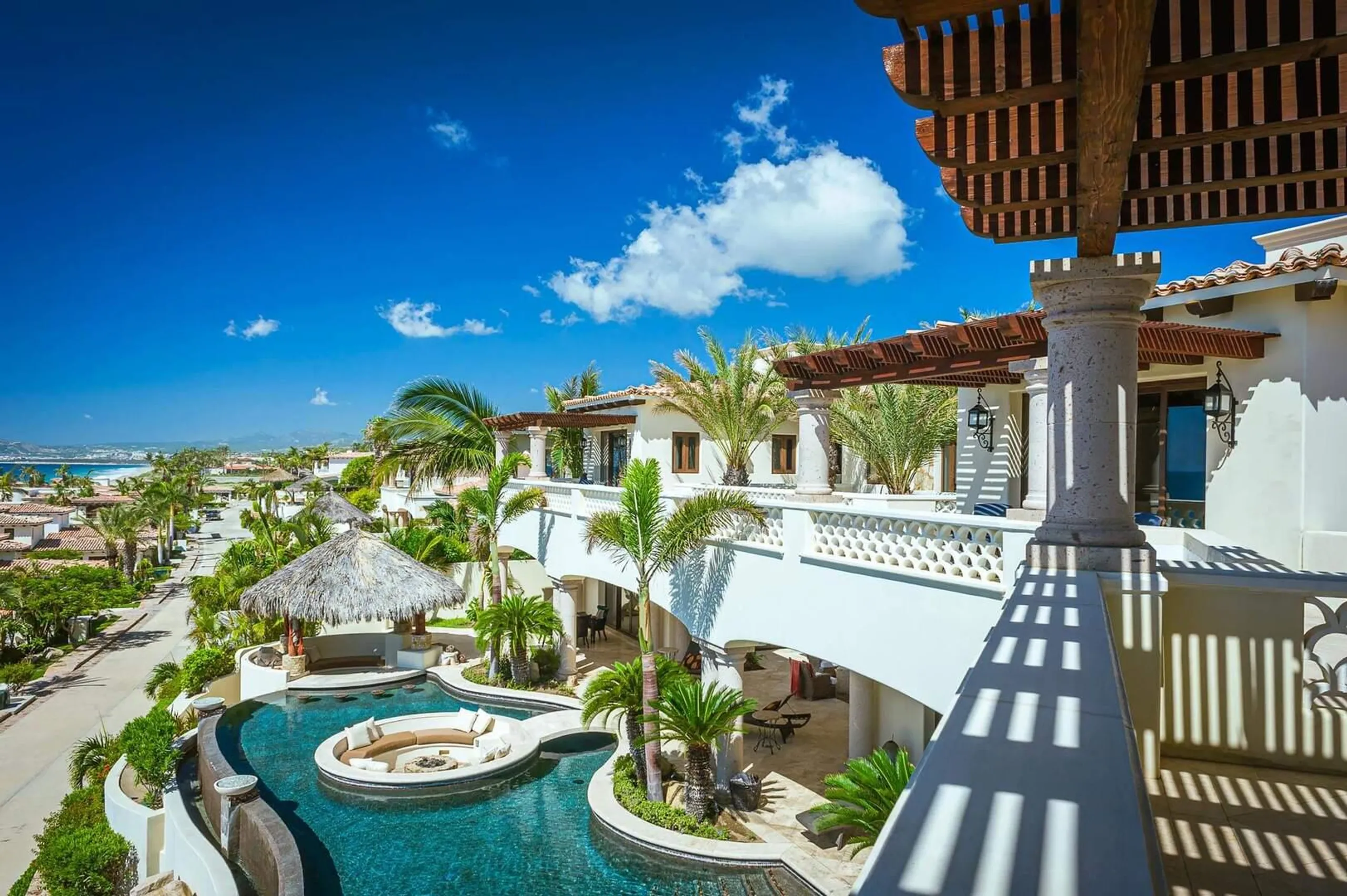Upscale Family-Friendly Villa with Private Swimming Pool, Theater and Suana — photograph 2