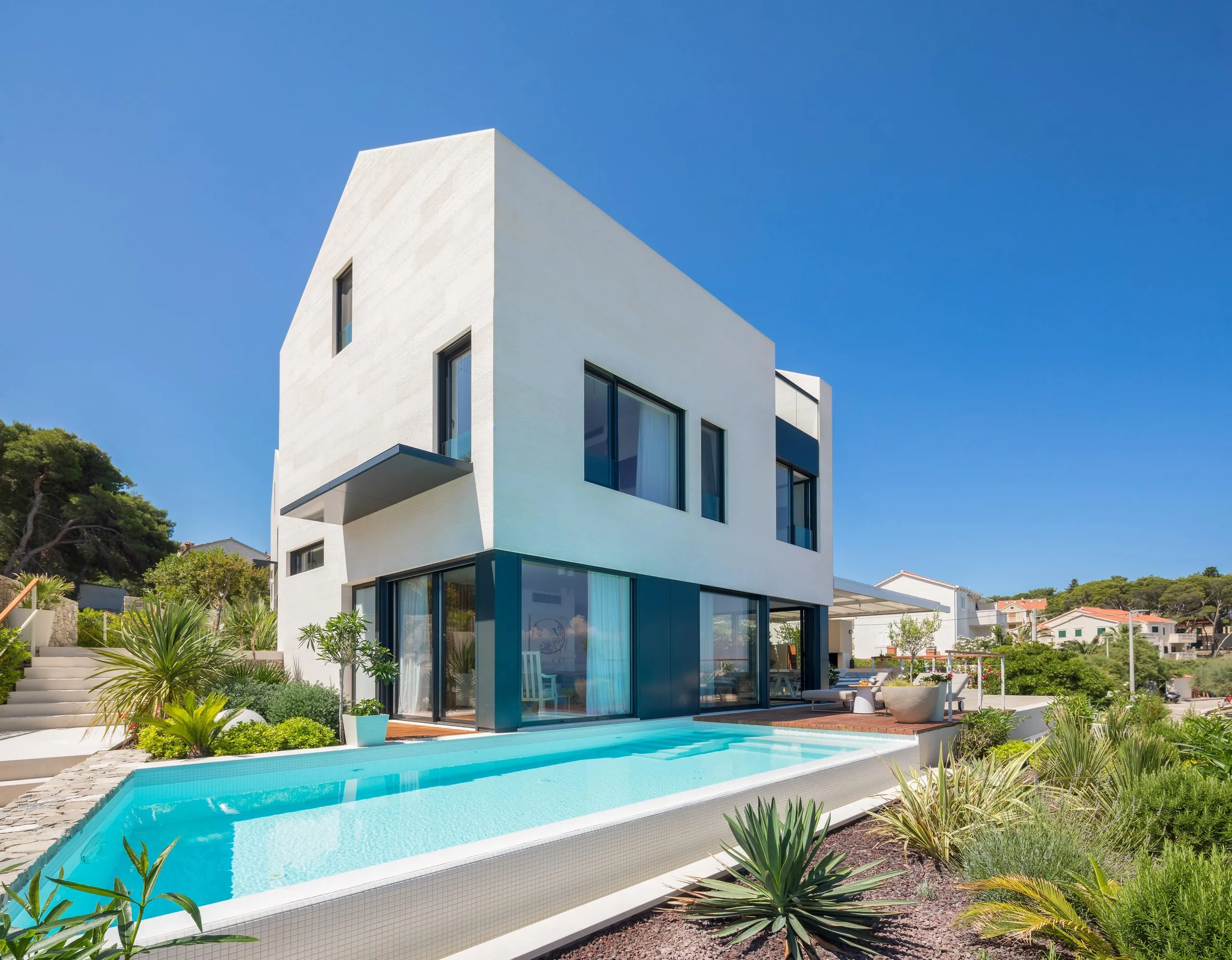 Refined Villa with Infinity Pool and Stunning Beaches, Sutivan