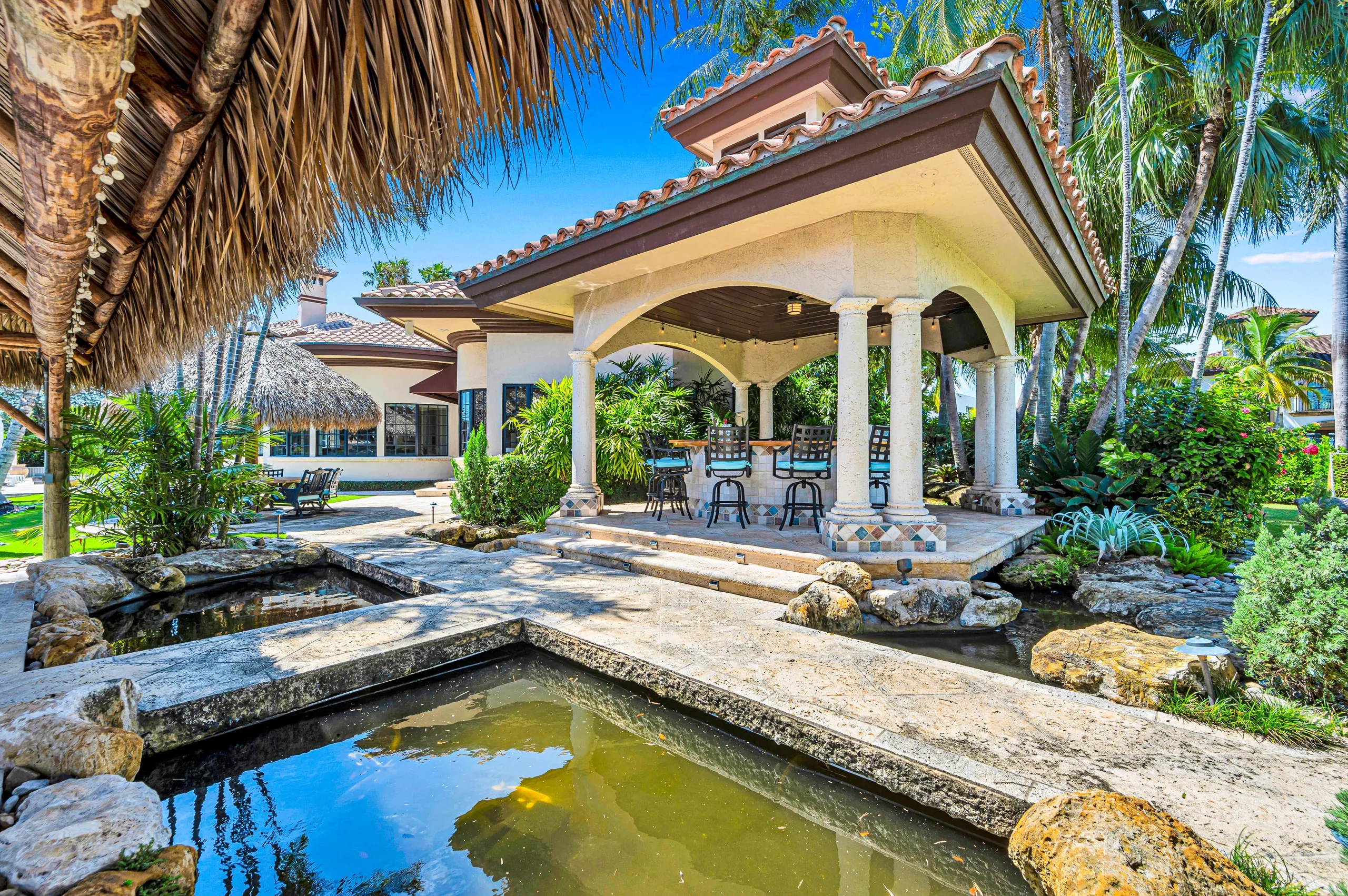 Majestic Waterfront Villa with Heated Pool, Canal View & Access — photograph 12