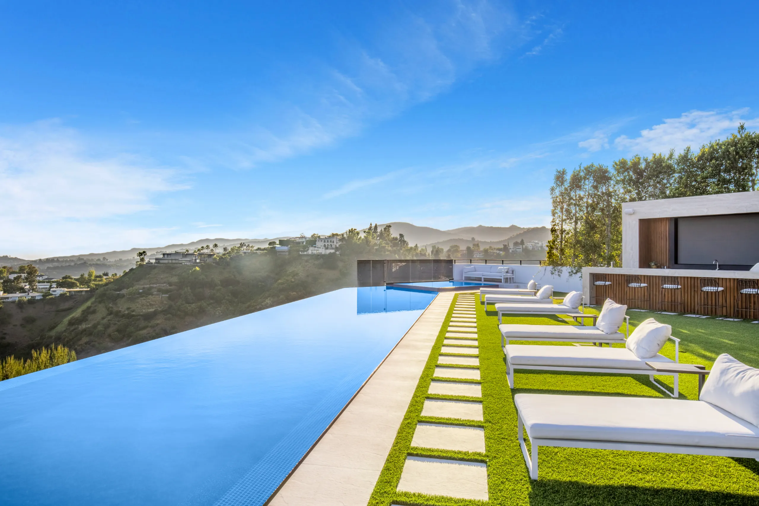 Prestigious Bel-Air Villa with Spa, Theater, & Seamless Indoor/Outdoor Spaces — photograph 4