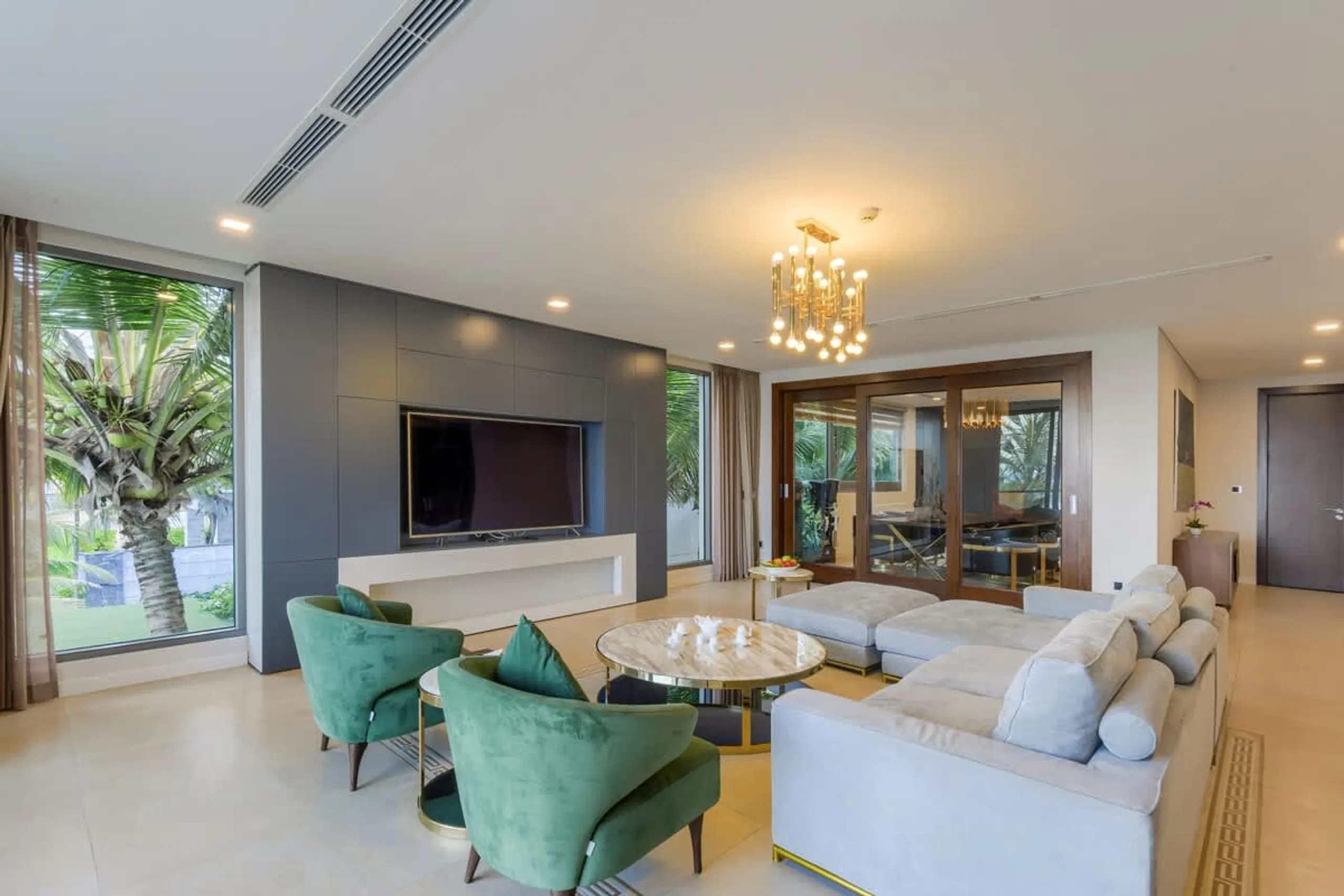 Top-of-the-line Beachfront Villa with Infinity Pool and  World-Class Golf Courses Nearby — photograph 11