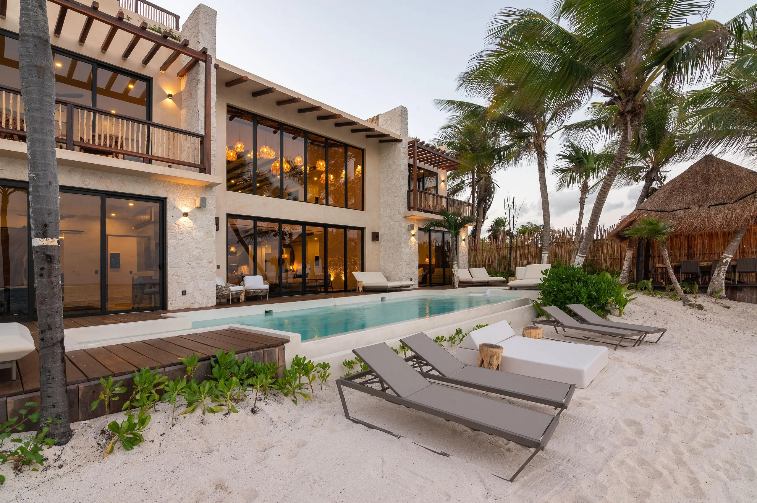 Beautiful Beachfront Estate with Infinity Pool and Ocean Views — photograph 4