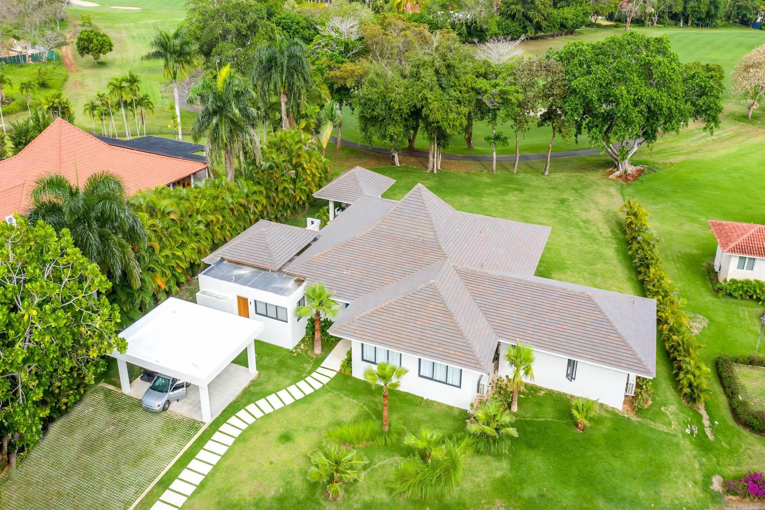 Charming Luxe Villa With Zero Edge Infinity Pool and Golf Course Access — photograph 12