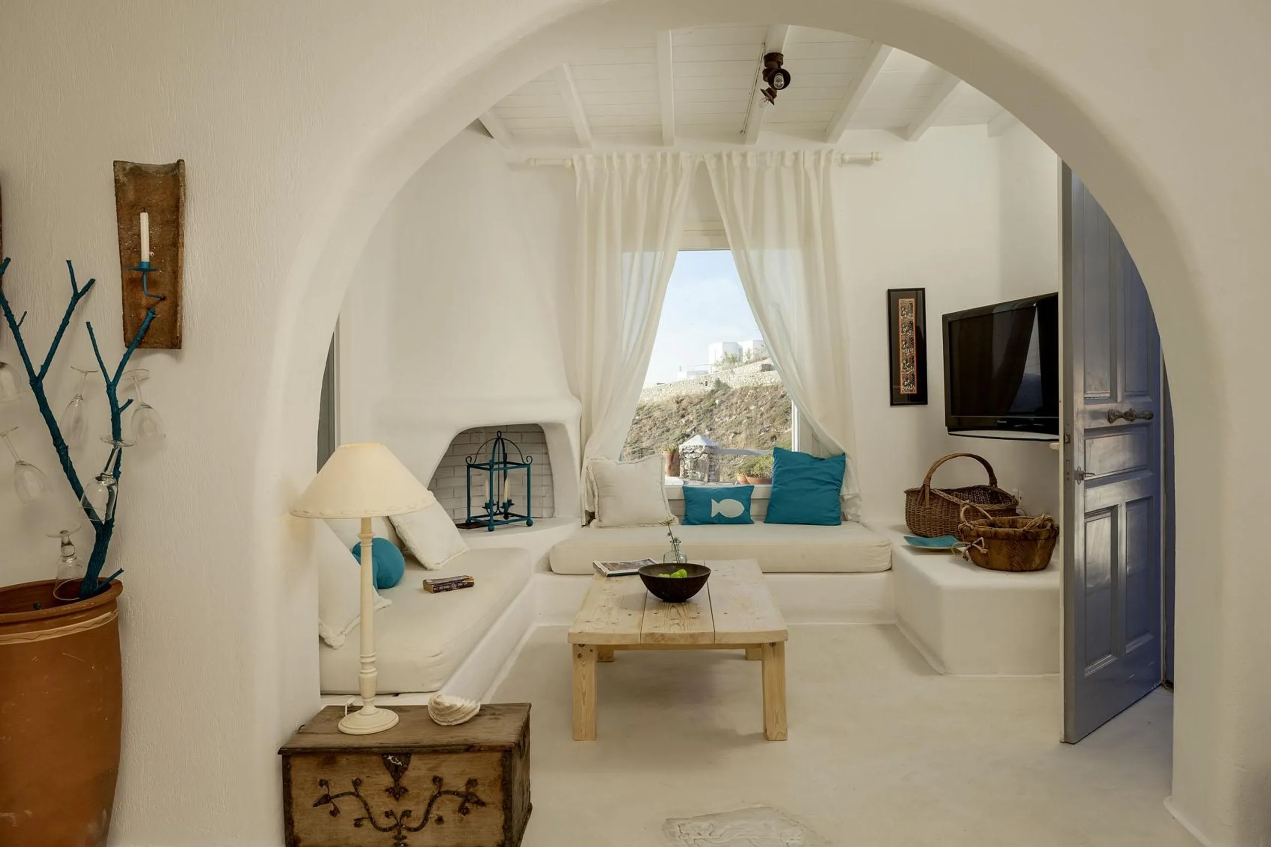 Grandiose Oceanside Villa in Mykonos with Crystalline Pool — photograph 12