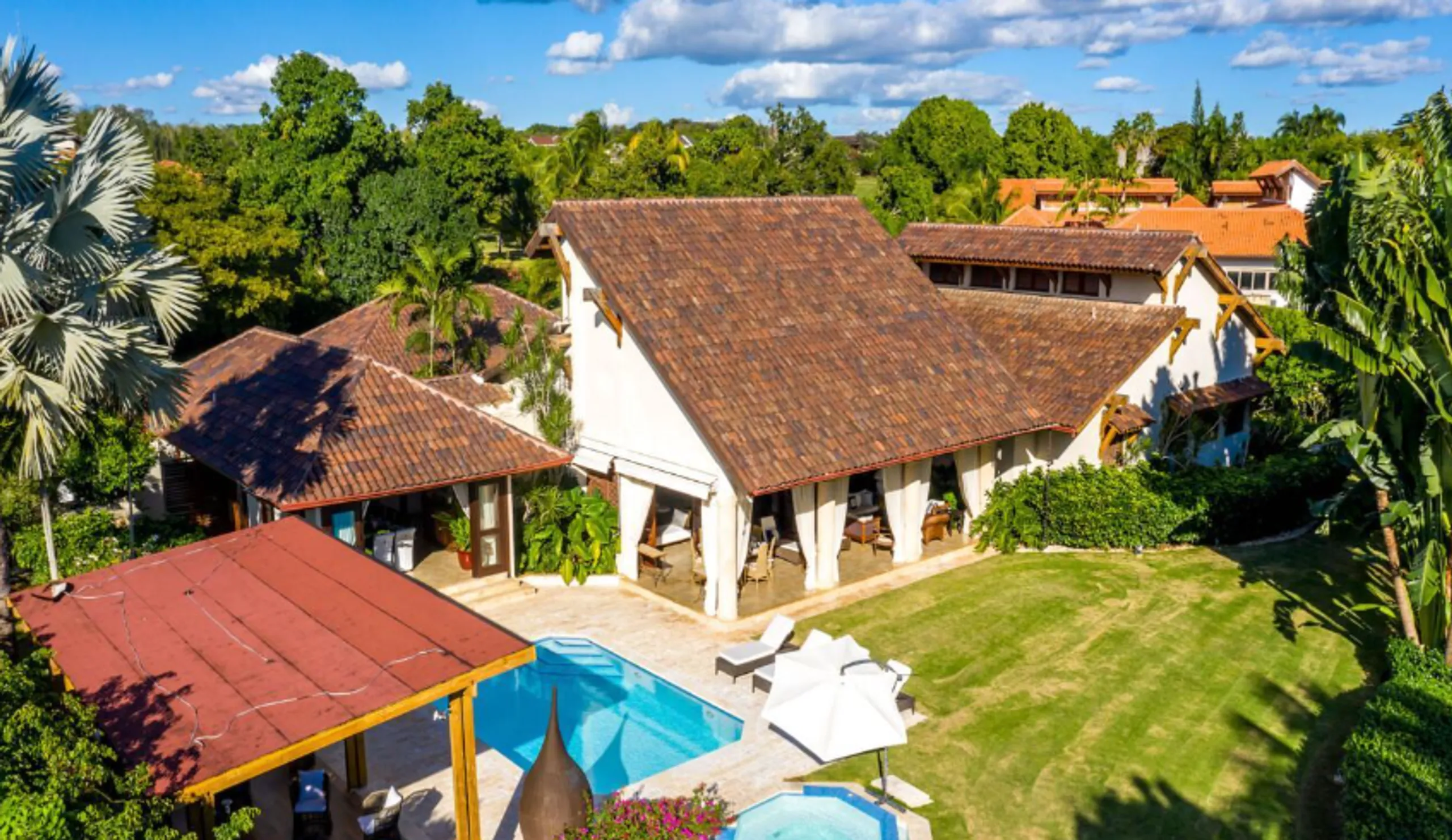 Casa de Campo's High-ceilinged Villa in a Lush Green Garden with the Scent of Jasmine — photograph 2