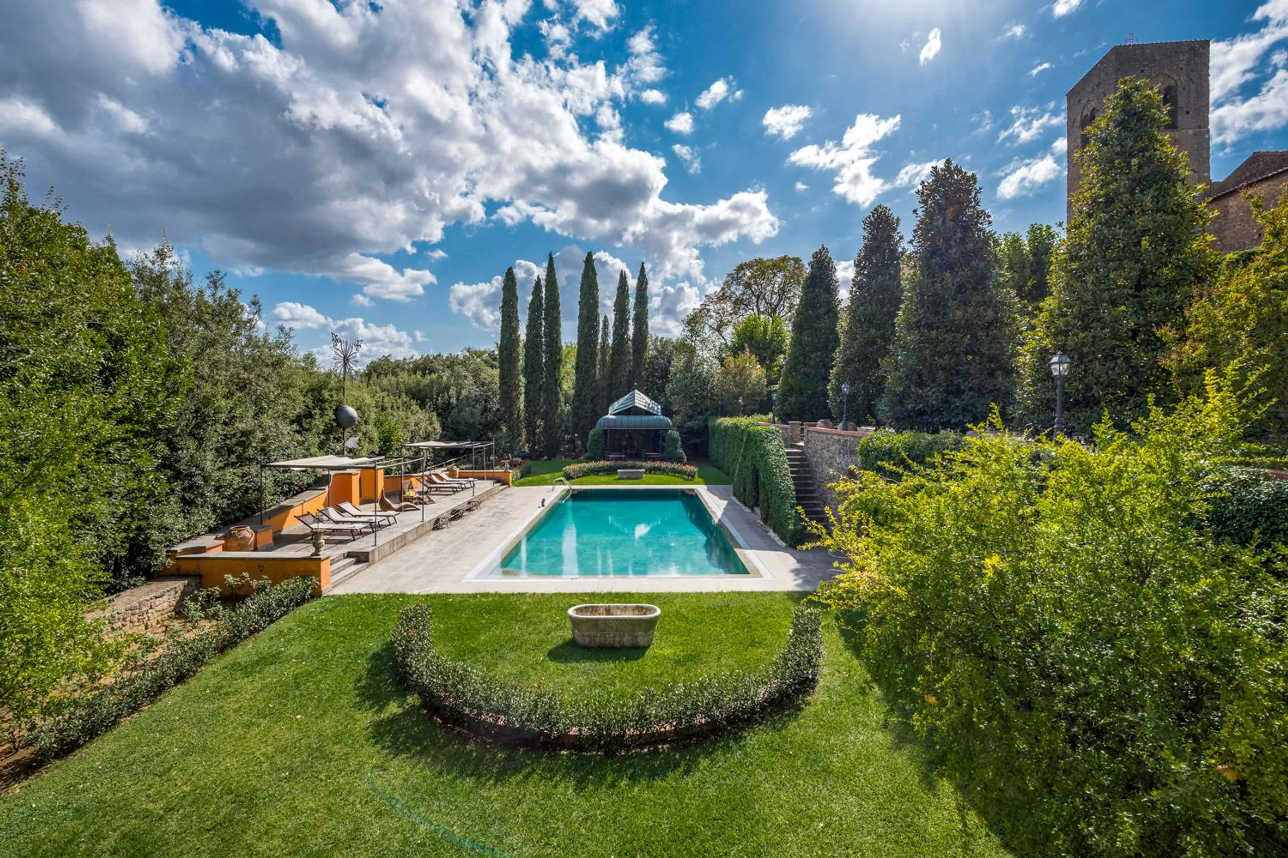 Elegant Tuscan Villa with Private Pool, and Panoramic Views in the Heart of Tuscany — photograph 4