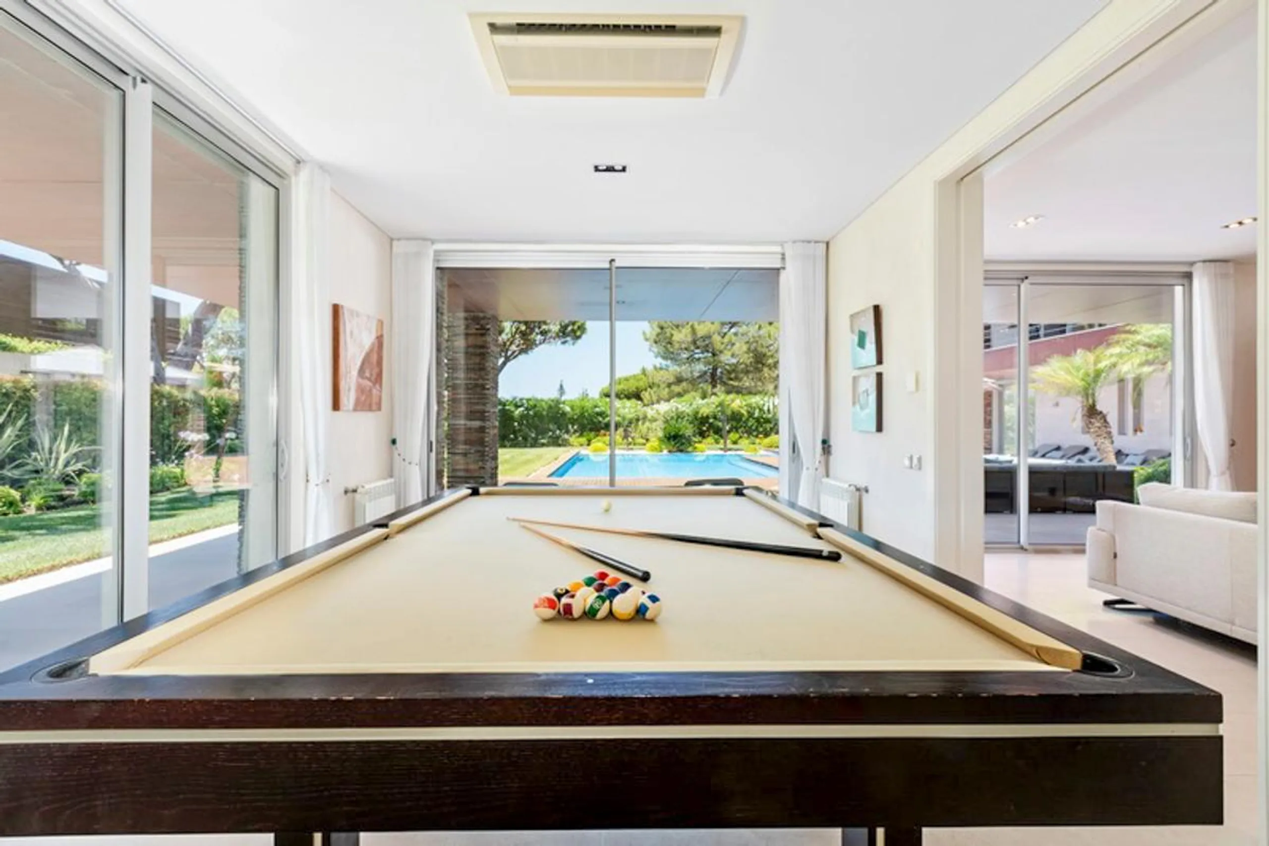 Lavish 5-Bedroom Villa with Private Pool, Golf Course Views and Modern Amenities — photograph 7