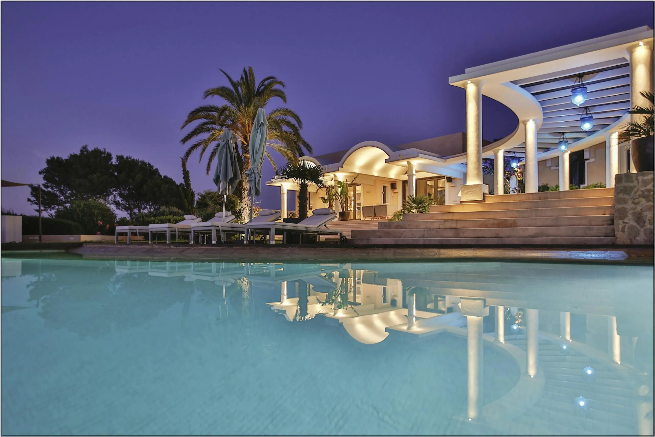 Refined Resort-Style Seaside Villa with Private Trail to Beach — photograph 6