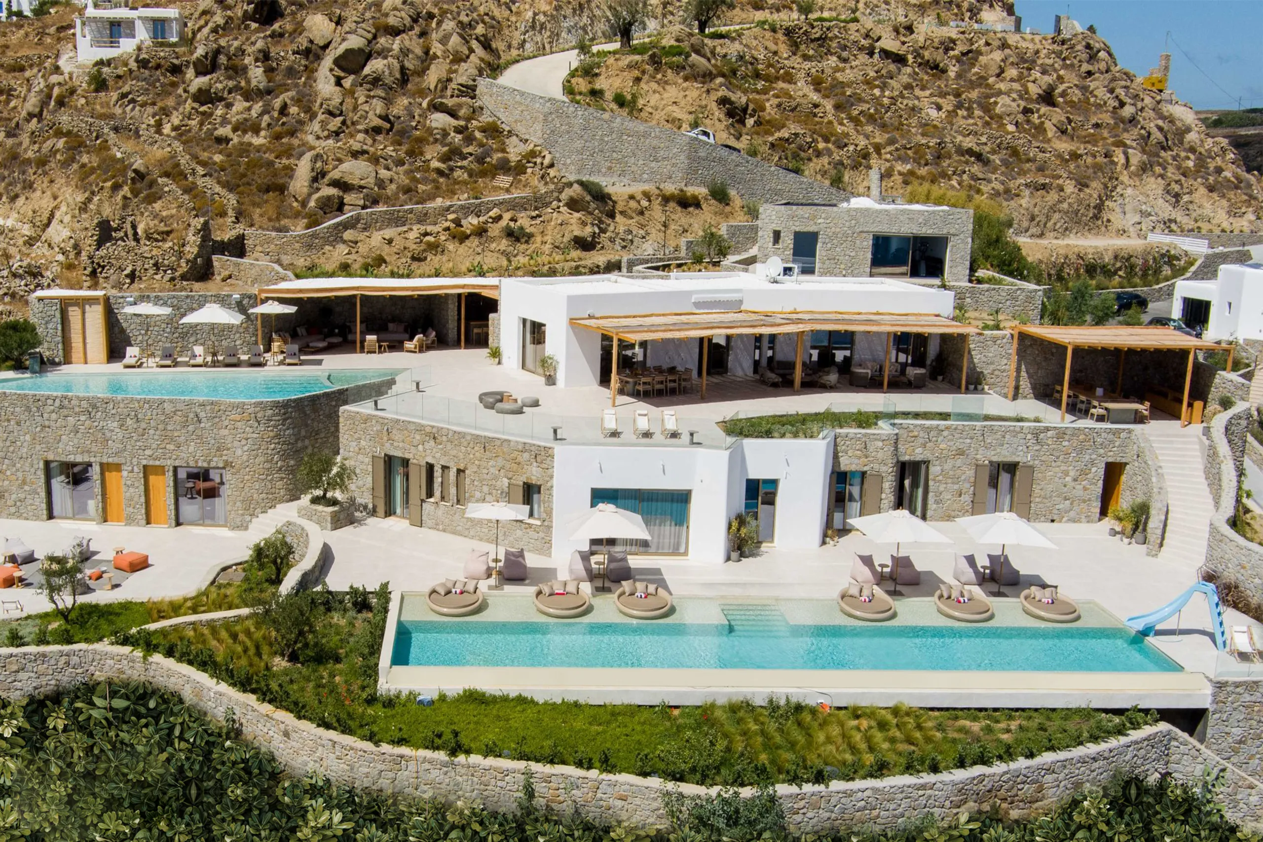 Top-of-the-line Psarou Getaway with Infinity Pool and Panoramic Sea & Beach Views — photograph 2