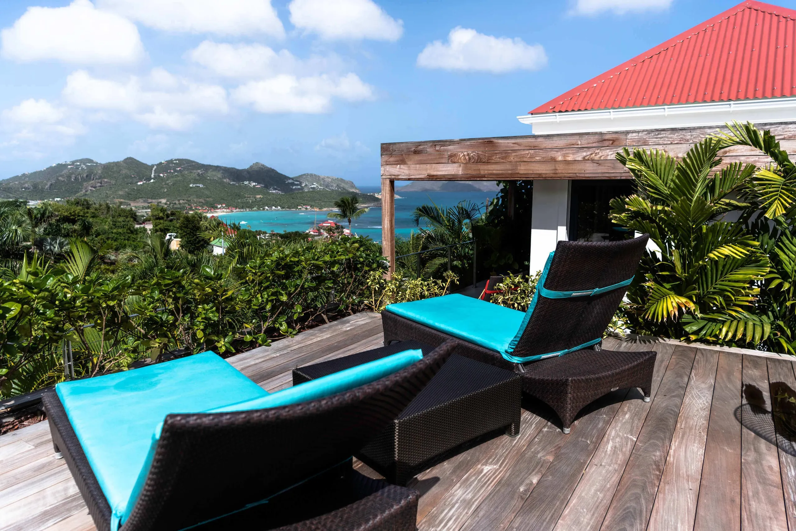 Colonial-Styled Villa with Private infinity Pool and Bay Views — photograph 9