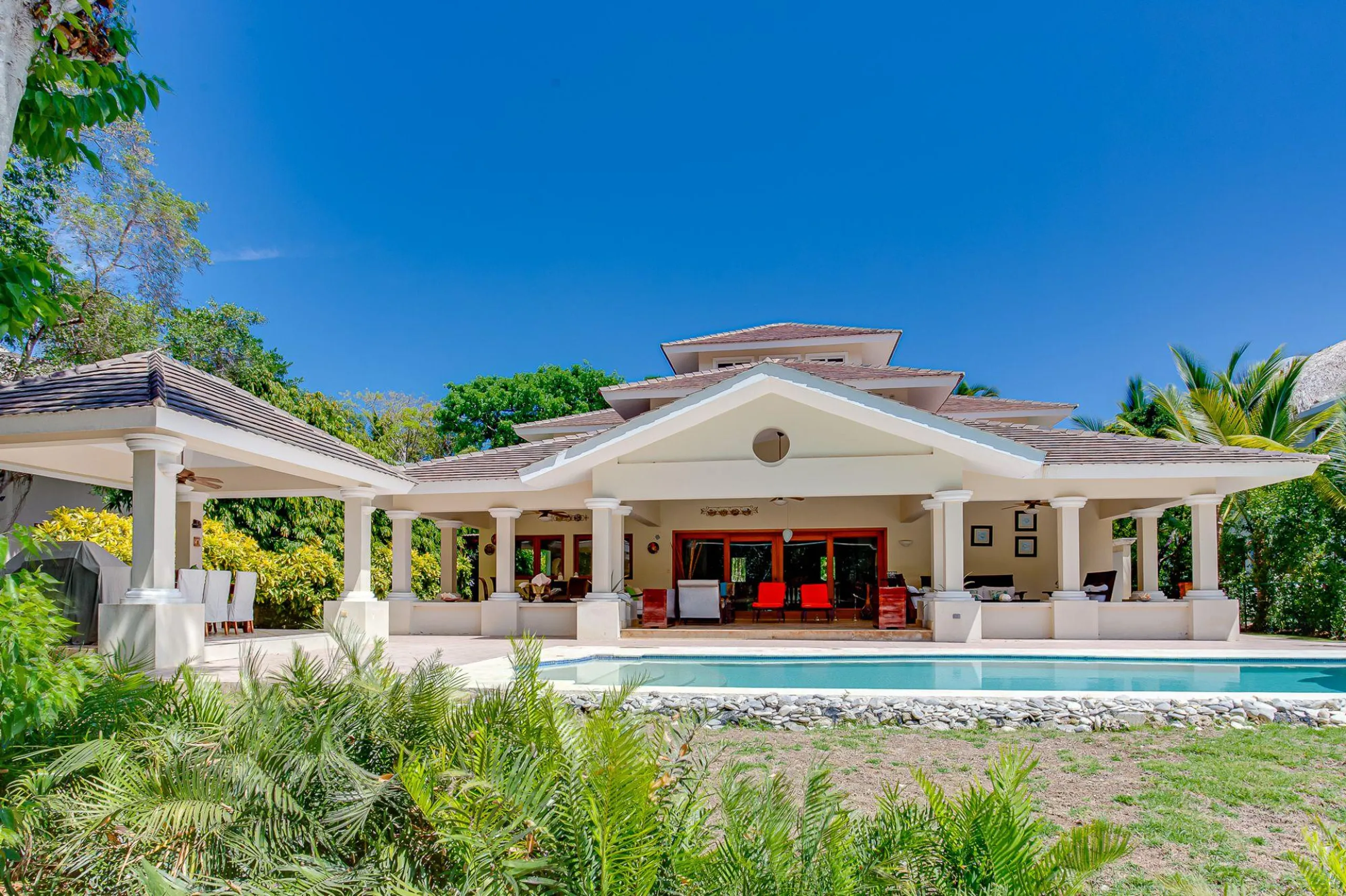 Calming Punta Cana Villa with High Ceilings and Luxe Amenities — photograph 3