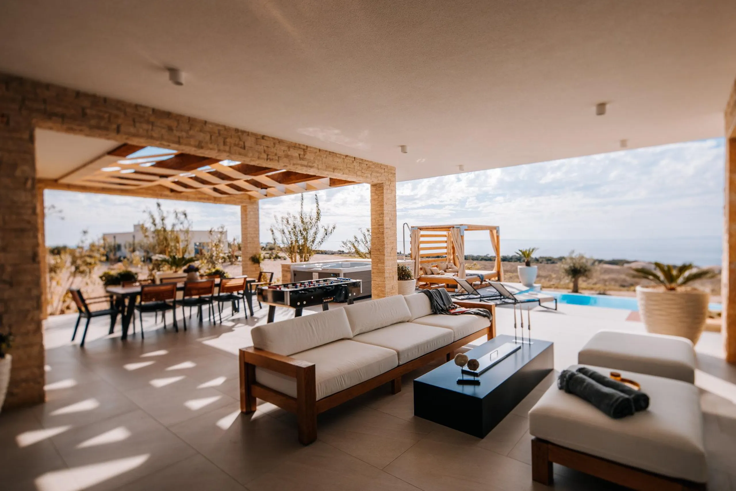 Exquisite Two-Story Villa with Infinity Pool, Jacuzzi and Spectacular Sea Views — photograph 5