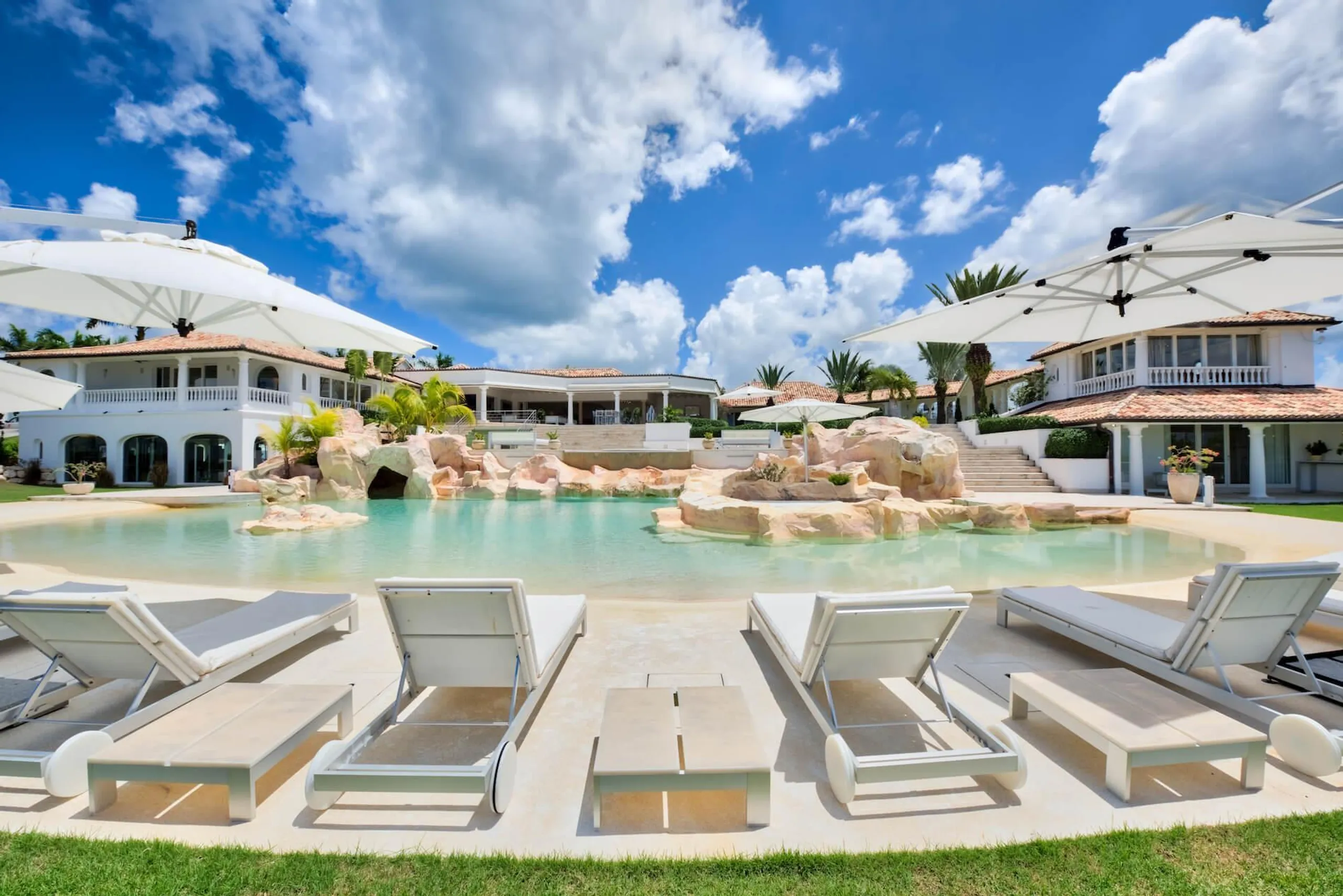 Grand Luxury Villa with 2 Large Swimming Pools and Ocean Views — photograph 6