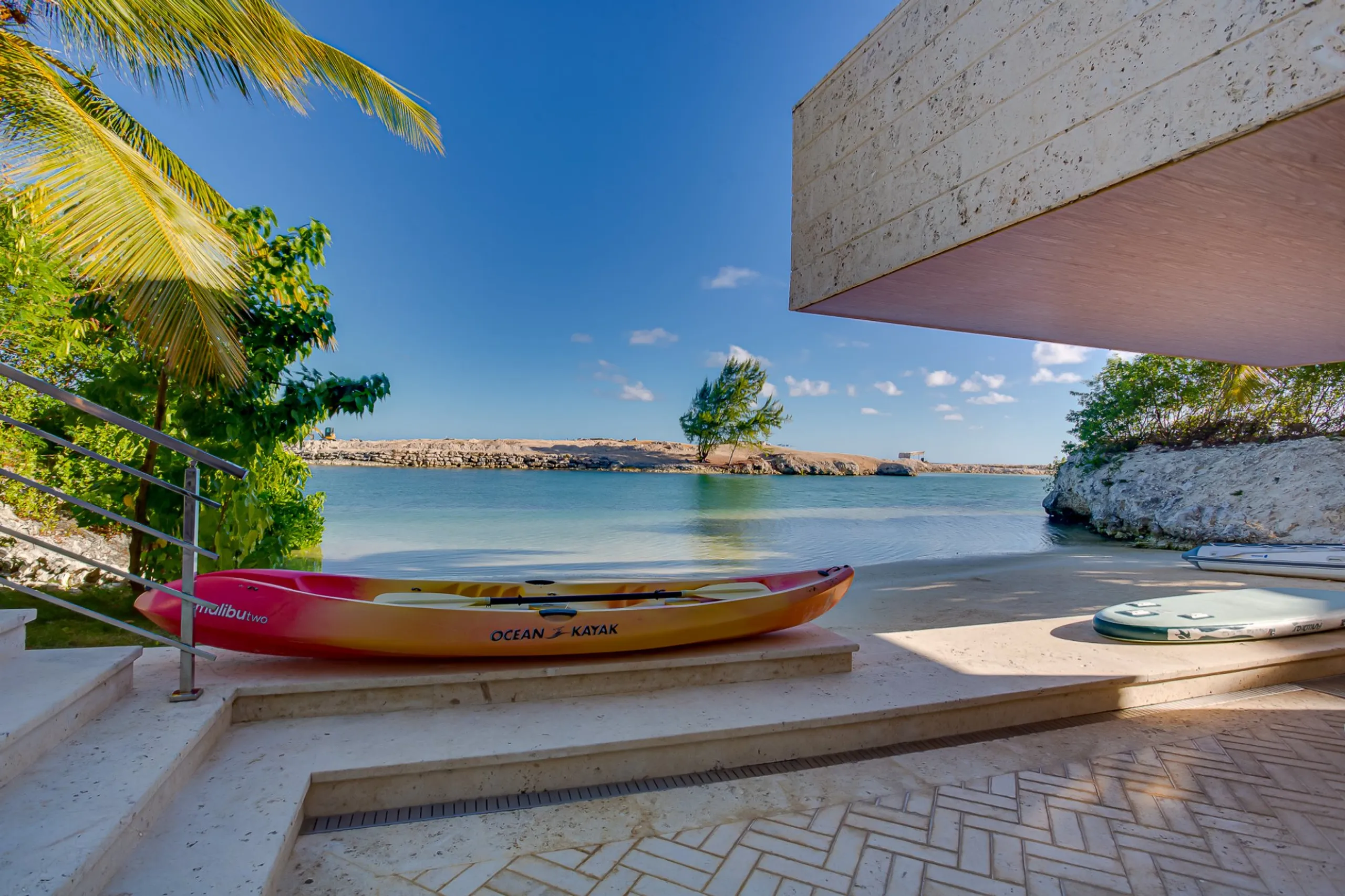 Majestic 11-Bedroom Beachfront Villa with Private Infinity Pool, and Private Beach — photograph 4