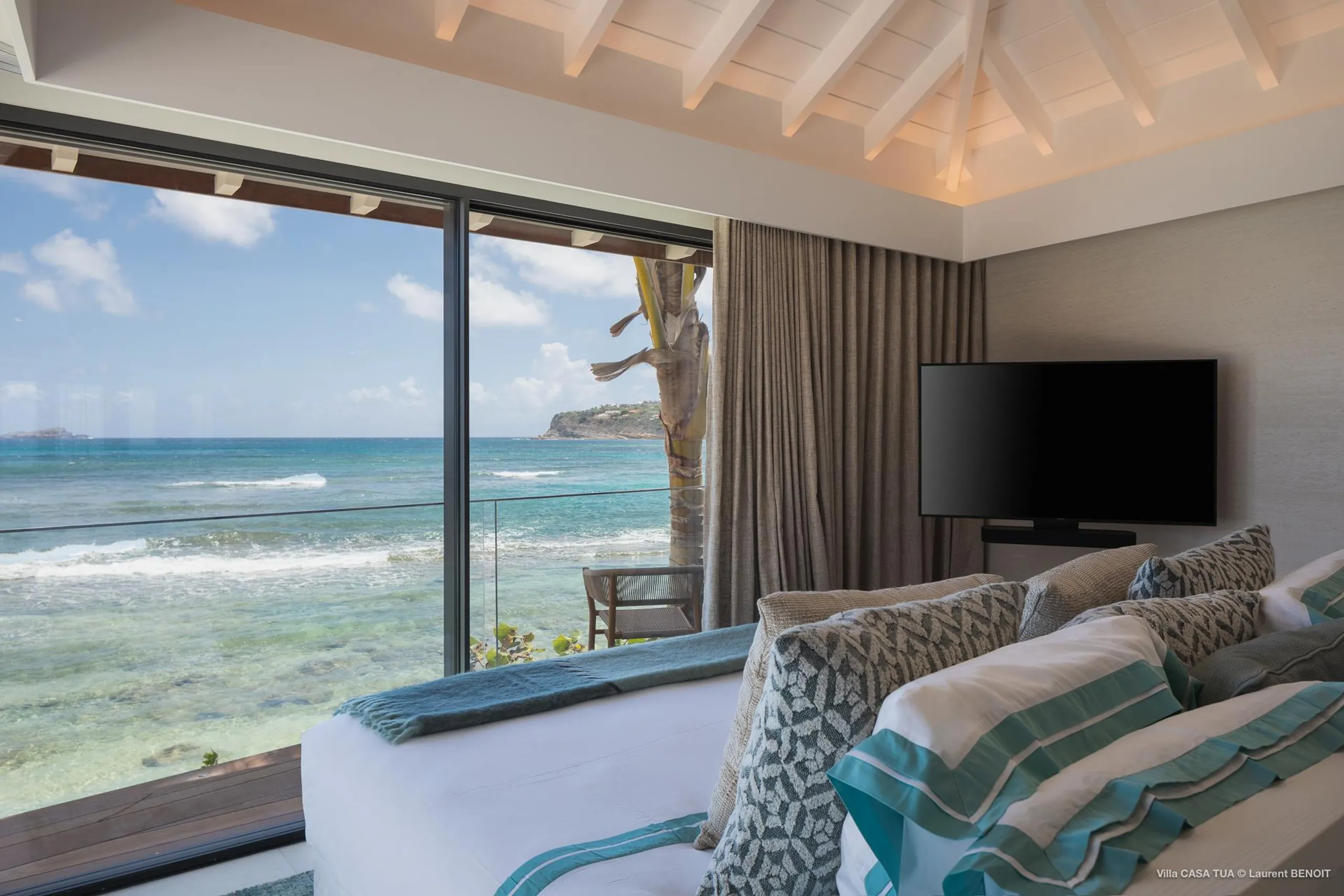 Rare St. Barth Beachfront Villa with Pool & Direct Ocean Access — photograph 9