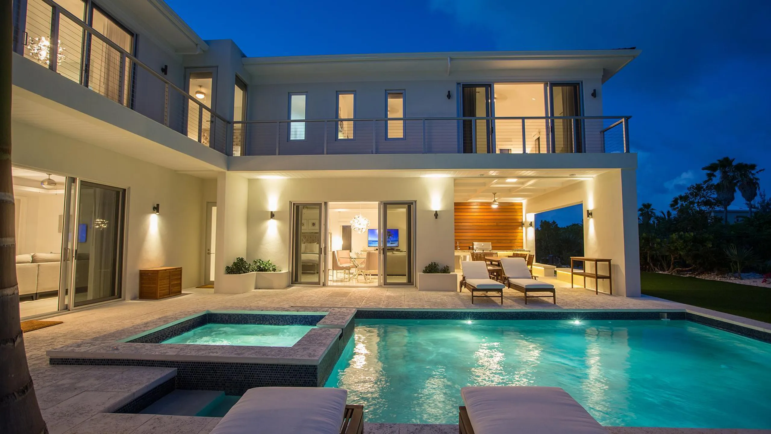 Luxurious Modern Getaway, Steps from Award-Winning  Pelican Beach — photograph 4