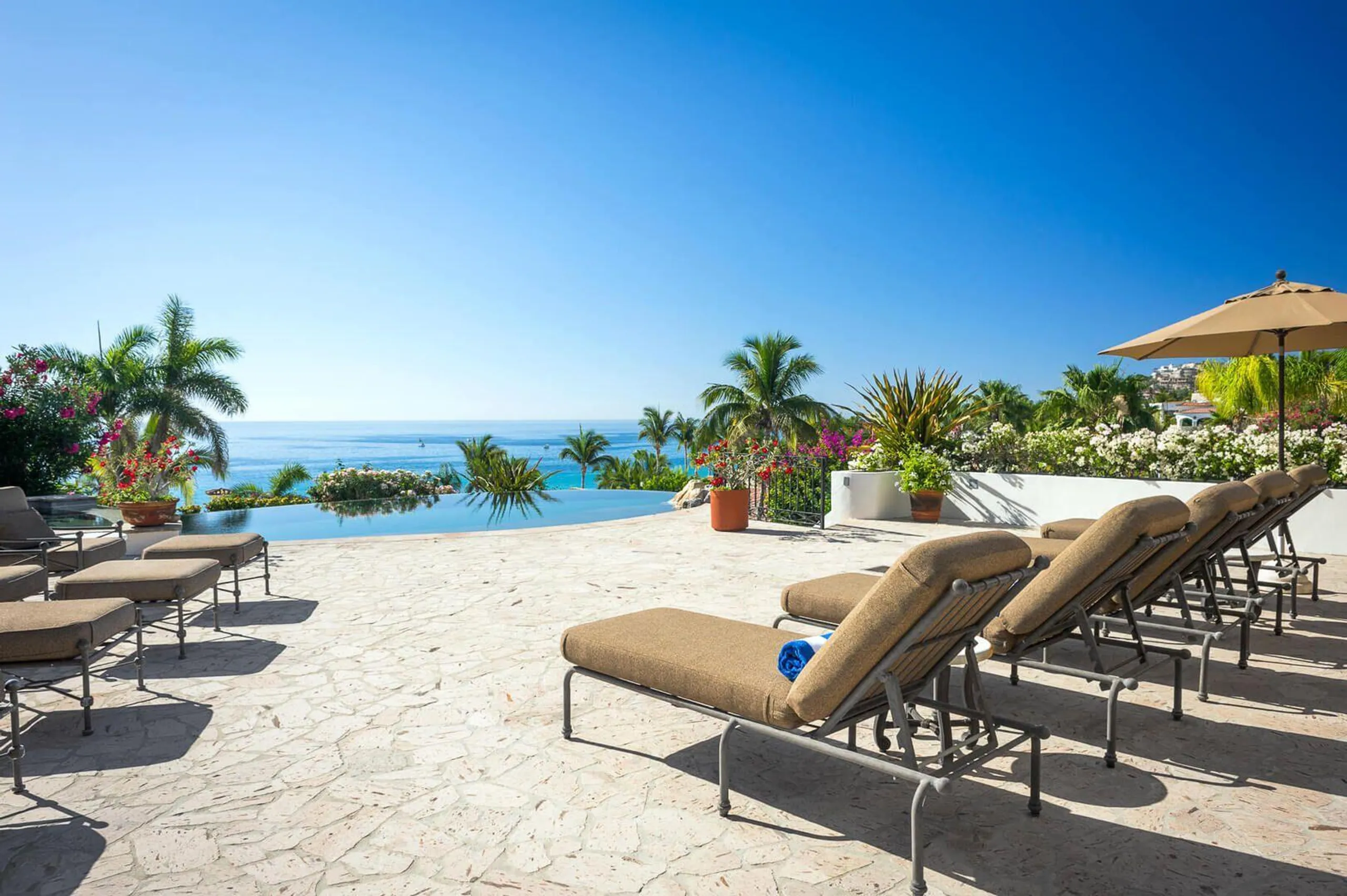 Refined and Upscale Caleta Estate with Infinity Pool and Ocean Views — photograph 8