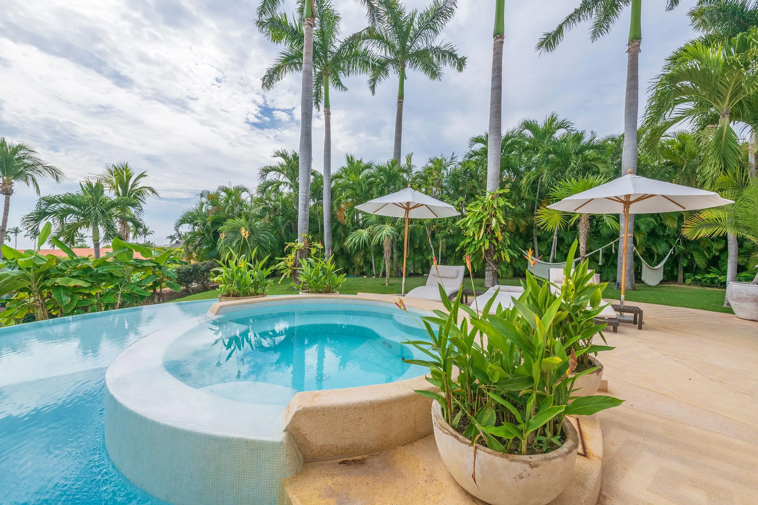 Lush Lagos Del Mar Estate with Infinity Pool and Wonderful Views — photograph 4