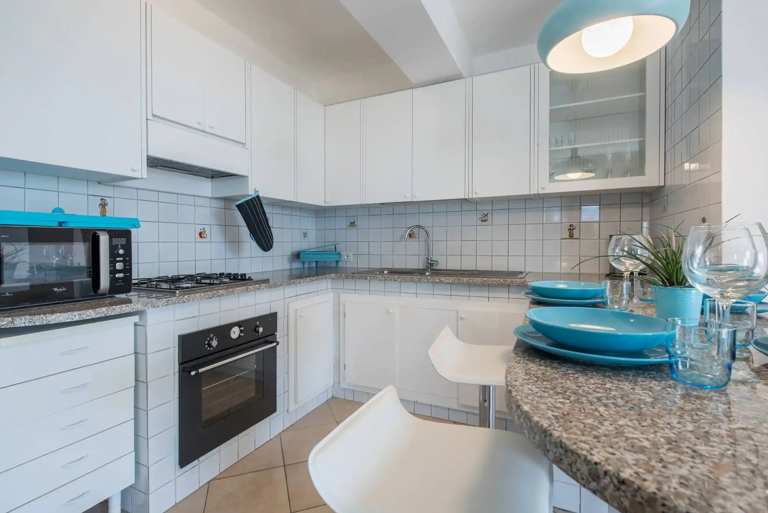Lavishly Appointed Coastal Escape with Breathtaking Sea Views and Private Pool — photograph 6