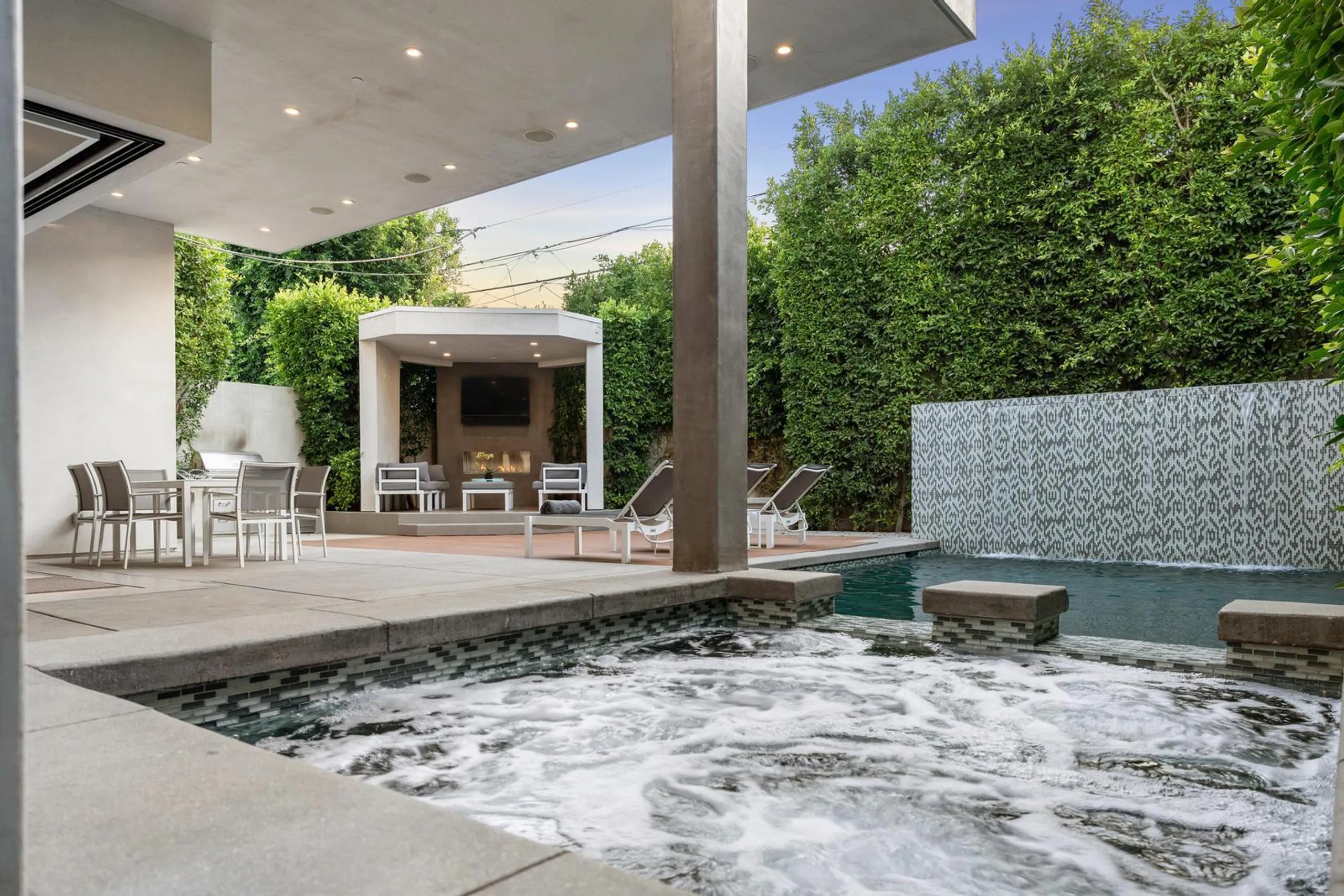 Modern Contemporary Luxury Estate with Pool and Hot Tub — photograph 2