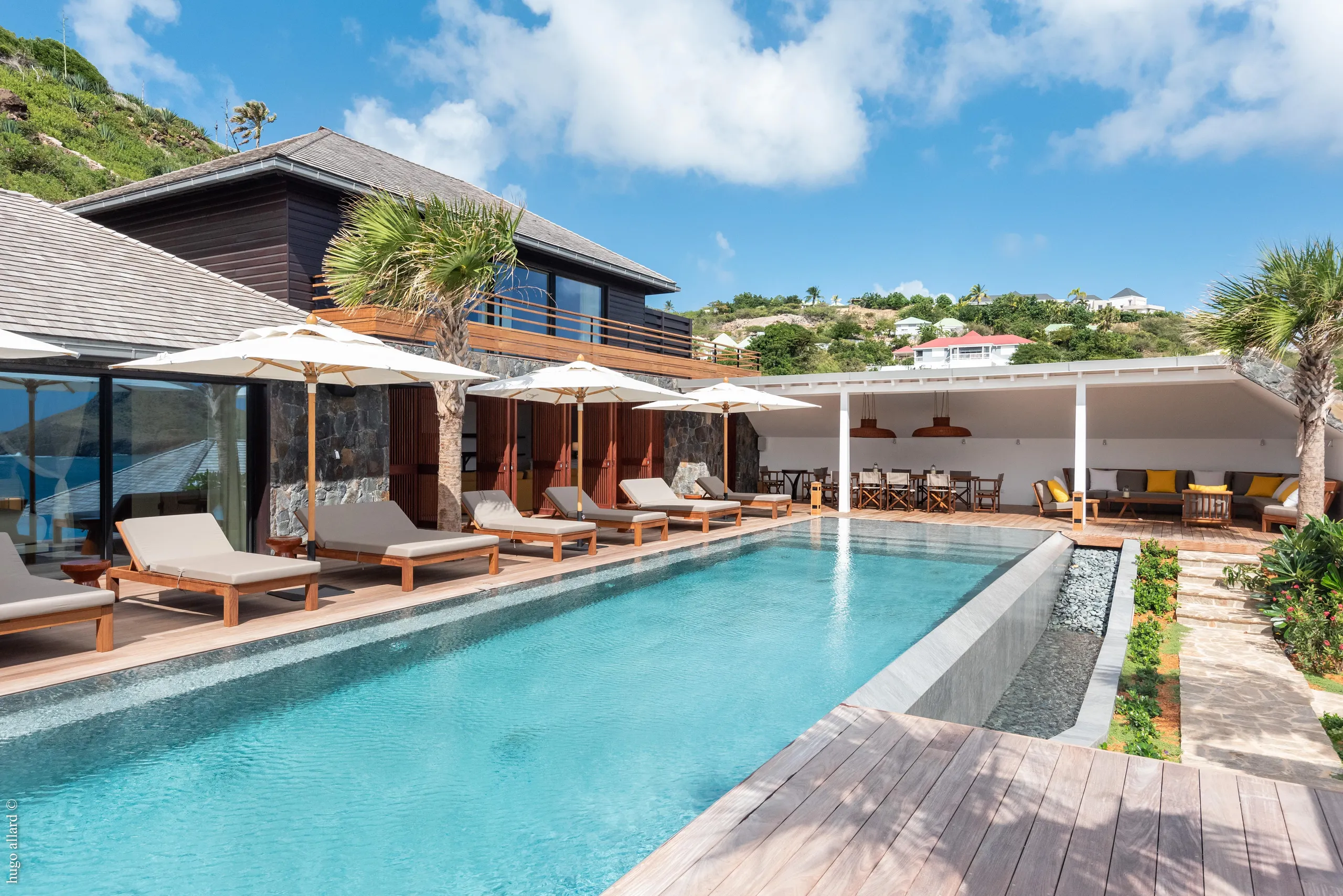 Outstanding Oceanside Villa with Infinity Pool and Gazebo — photograph 3