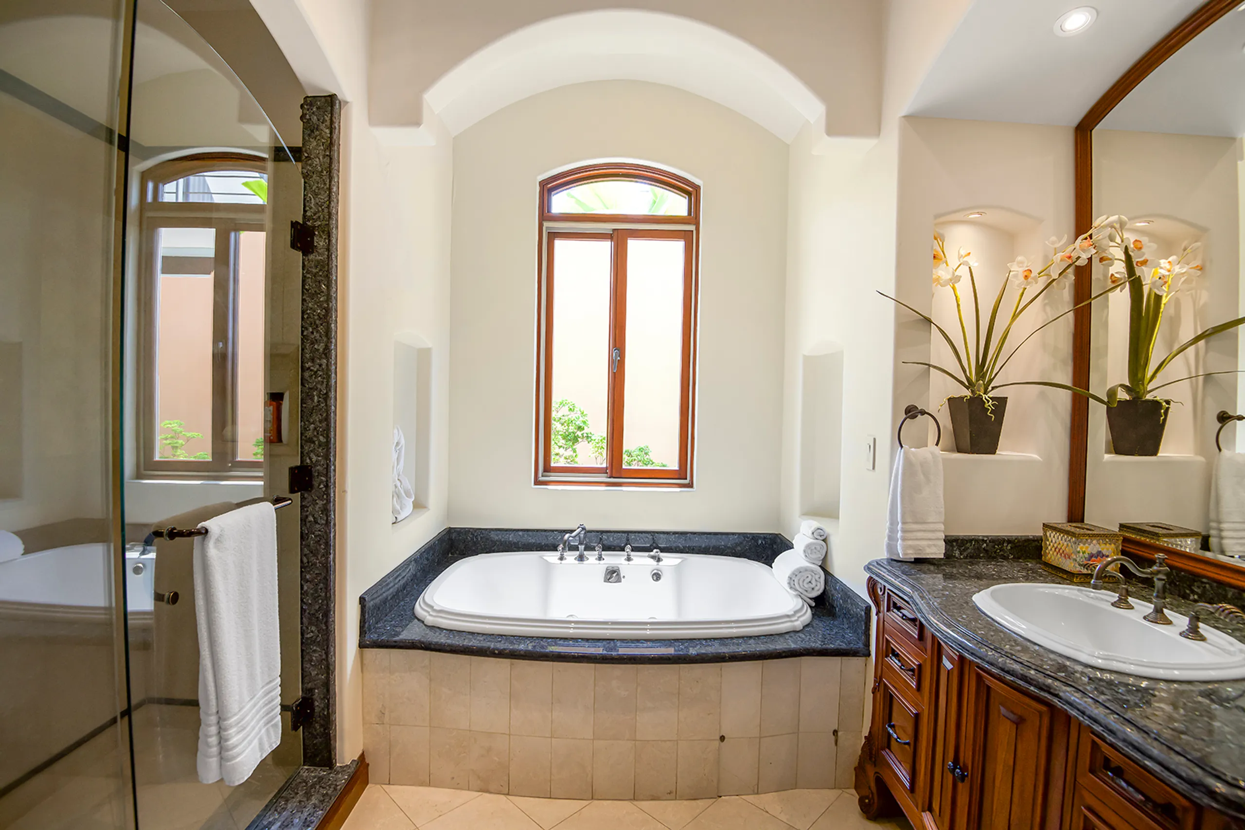 Lavish Villa with Infinity Pool, Hand-Painted Ceilings, and Beach Club Access — photograph 10