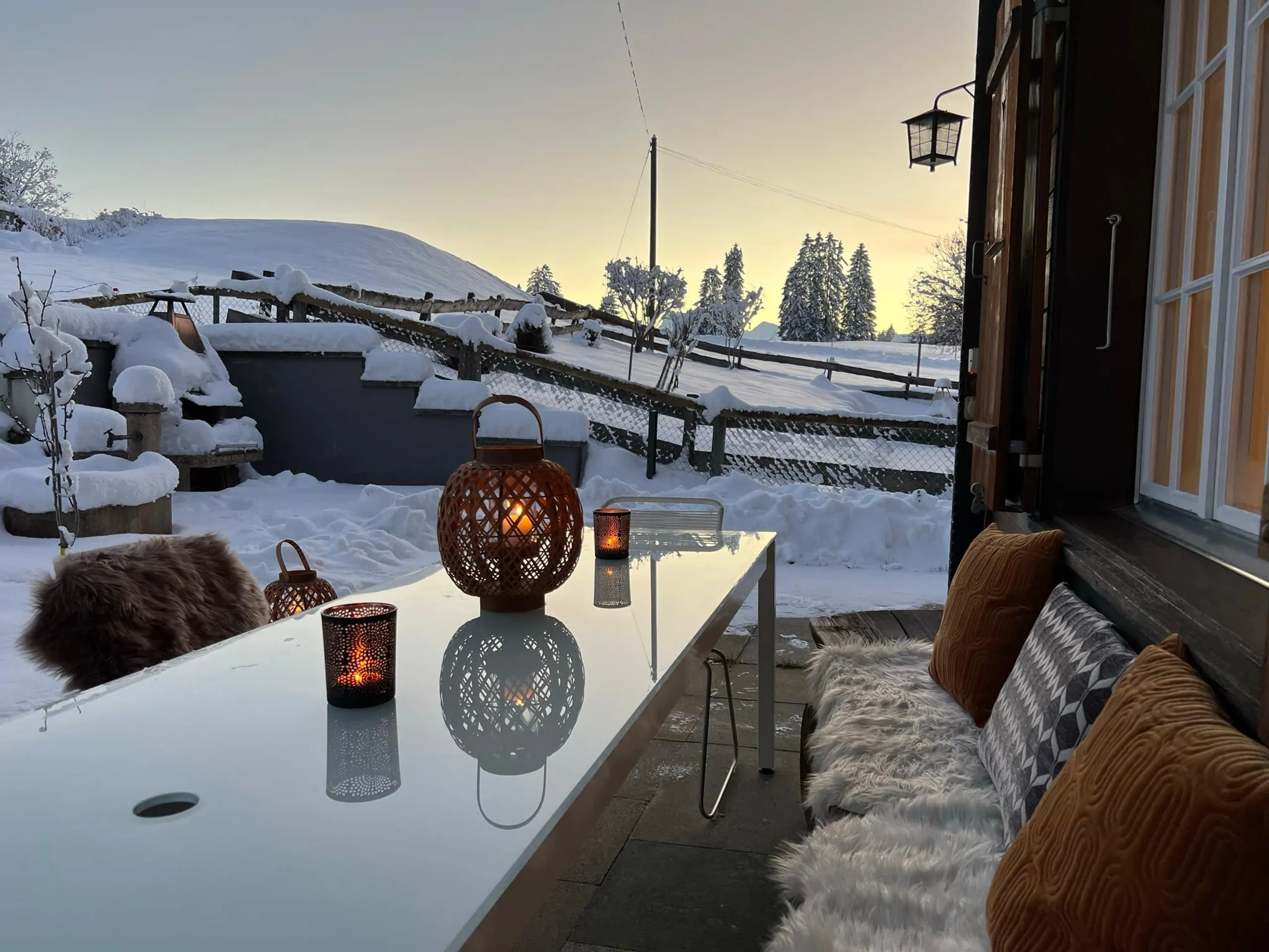 Sophisticated Saanen Chalet with Fireplace and Sun Deck — photograph 2