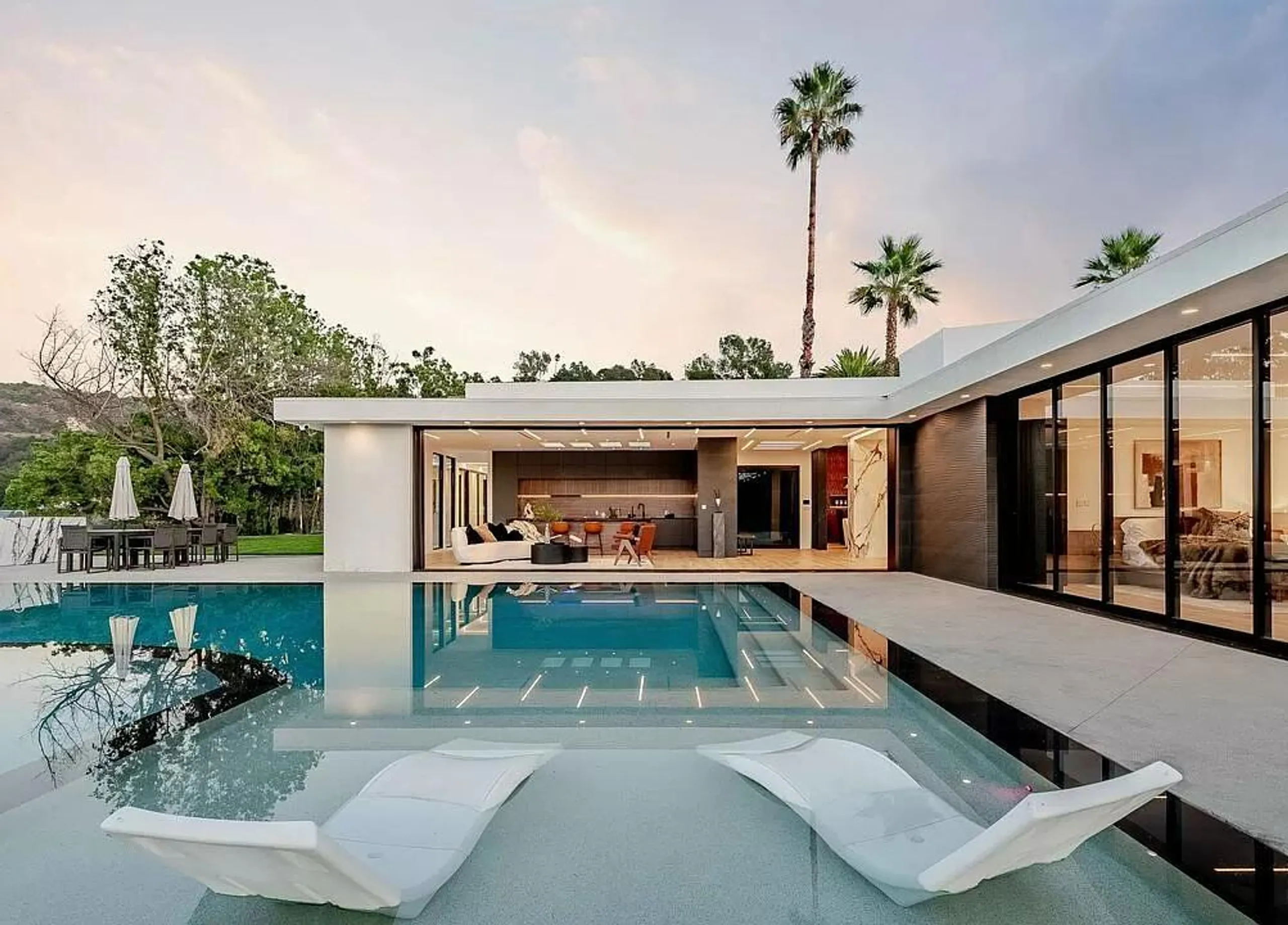 Modern Hillside Estate with Ocean Views — photograph 6