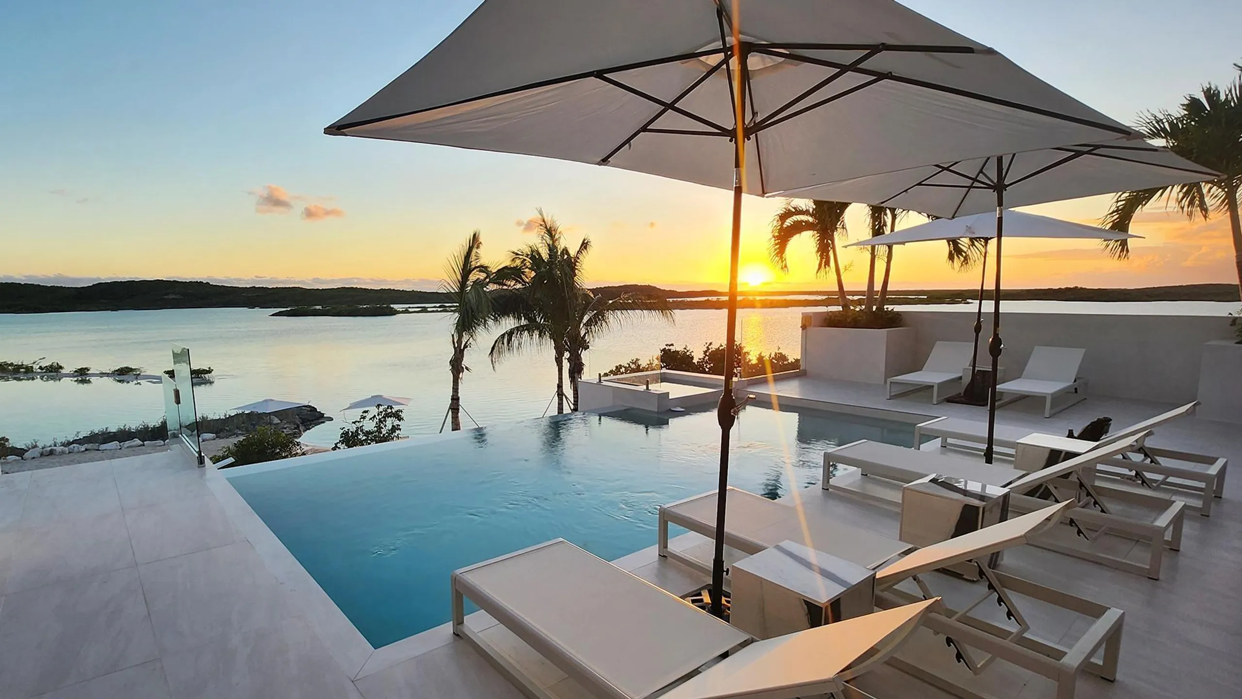 Exceptional Architectural Villa with Minimalist Design, Private Beach, and Infinity Pool — photograph 2