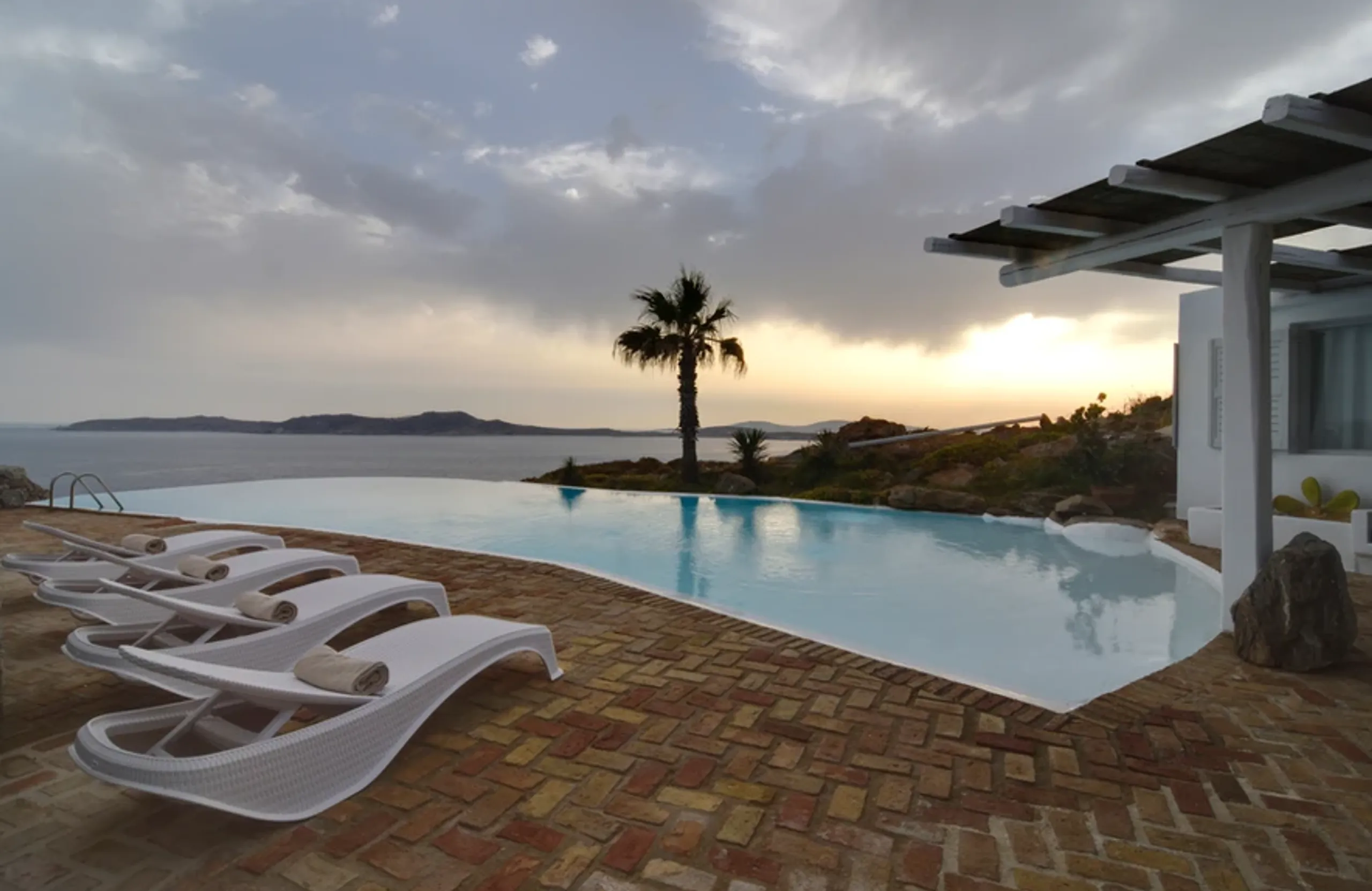 Luxury Villa Rental in Mykonos with Infinity Pool and Mesmerizing Sea Views — photograph 7
