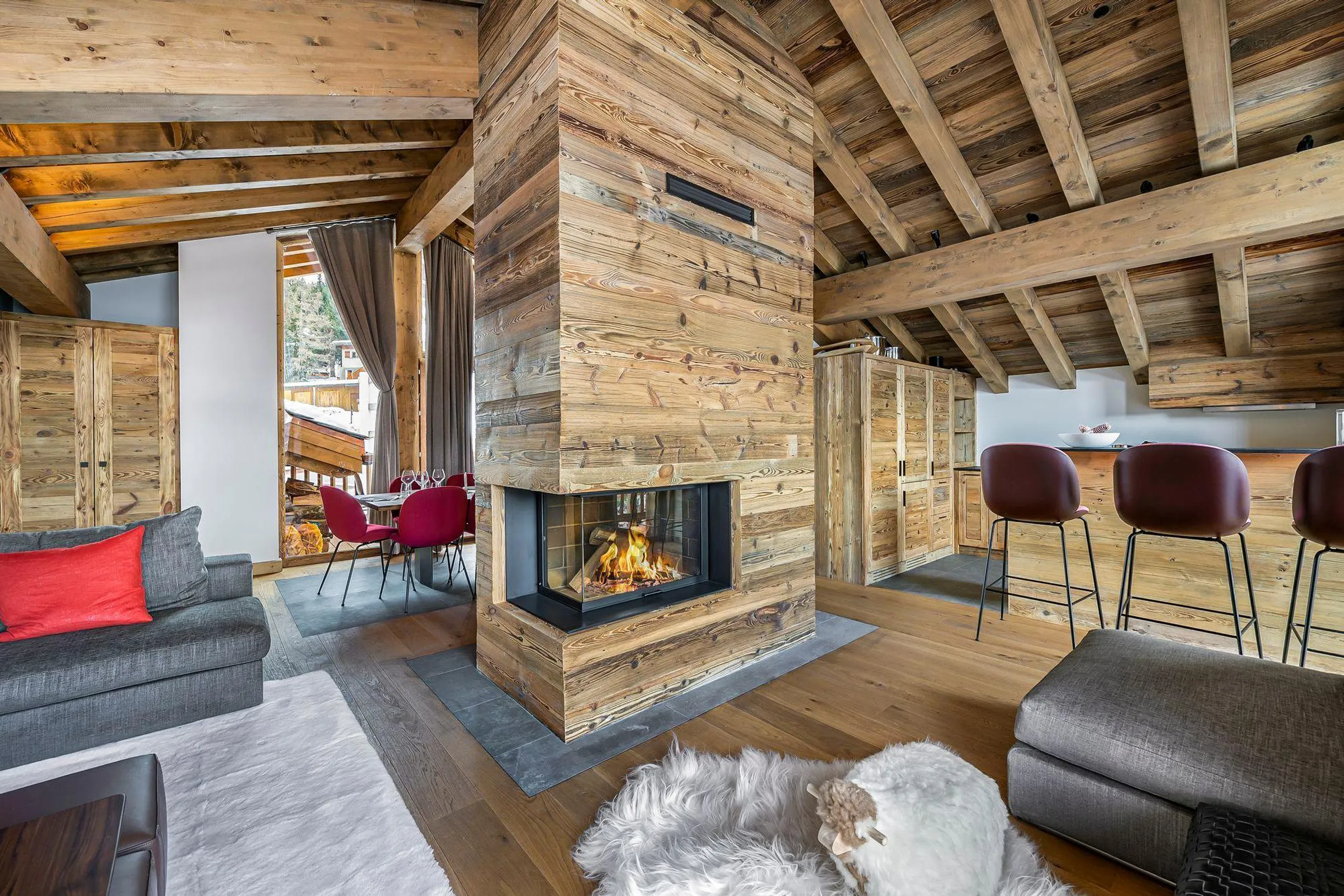 Ornate Alpine Retreat with Modern Amenities and Panoramic Views of the Surrounding Mountains — photograph 5