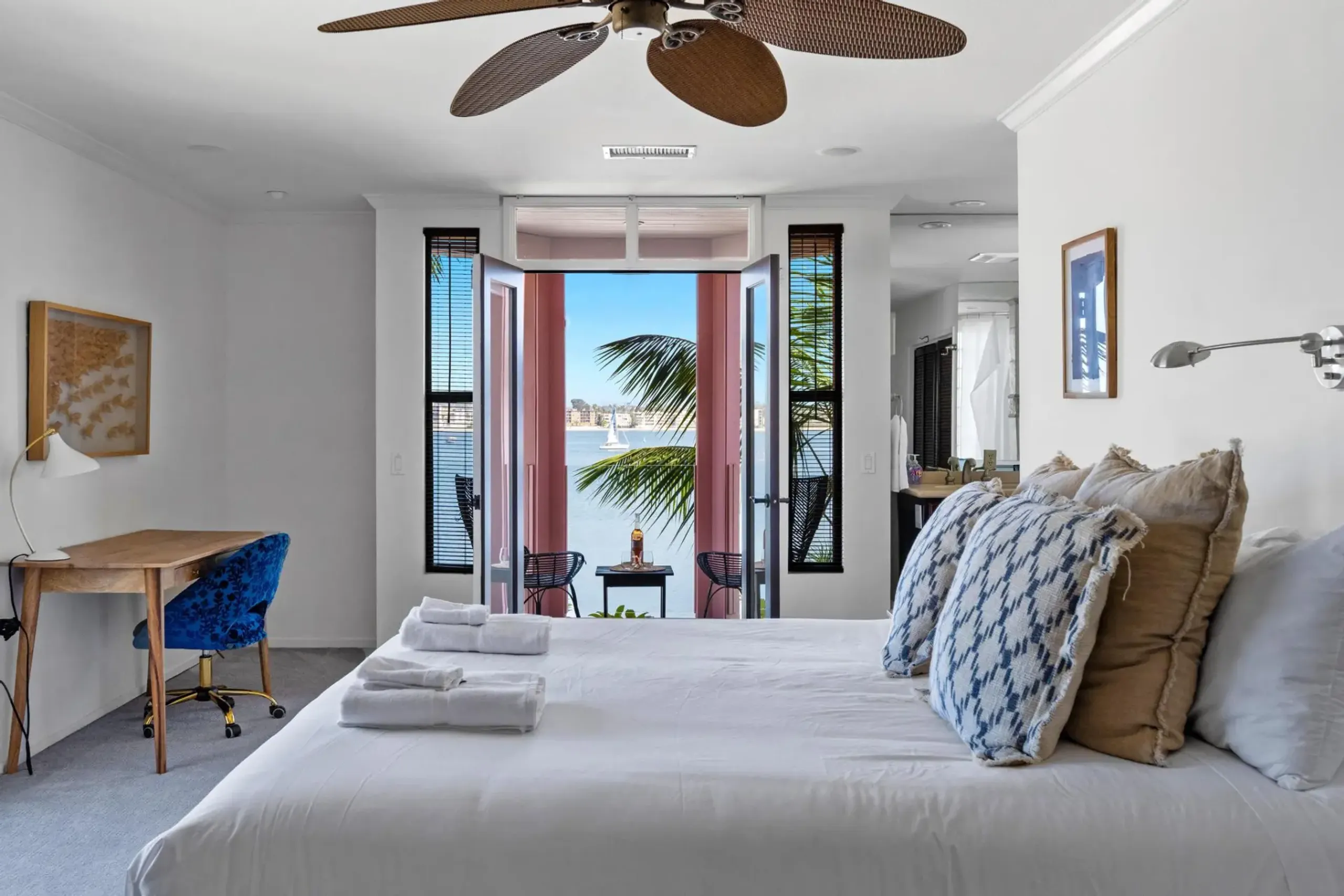 Exhilarating Mission Bay Waterfront Villa with Private Pool, Spa, Bay Views & Beach Access — photograph 7