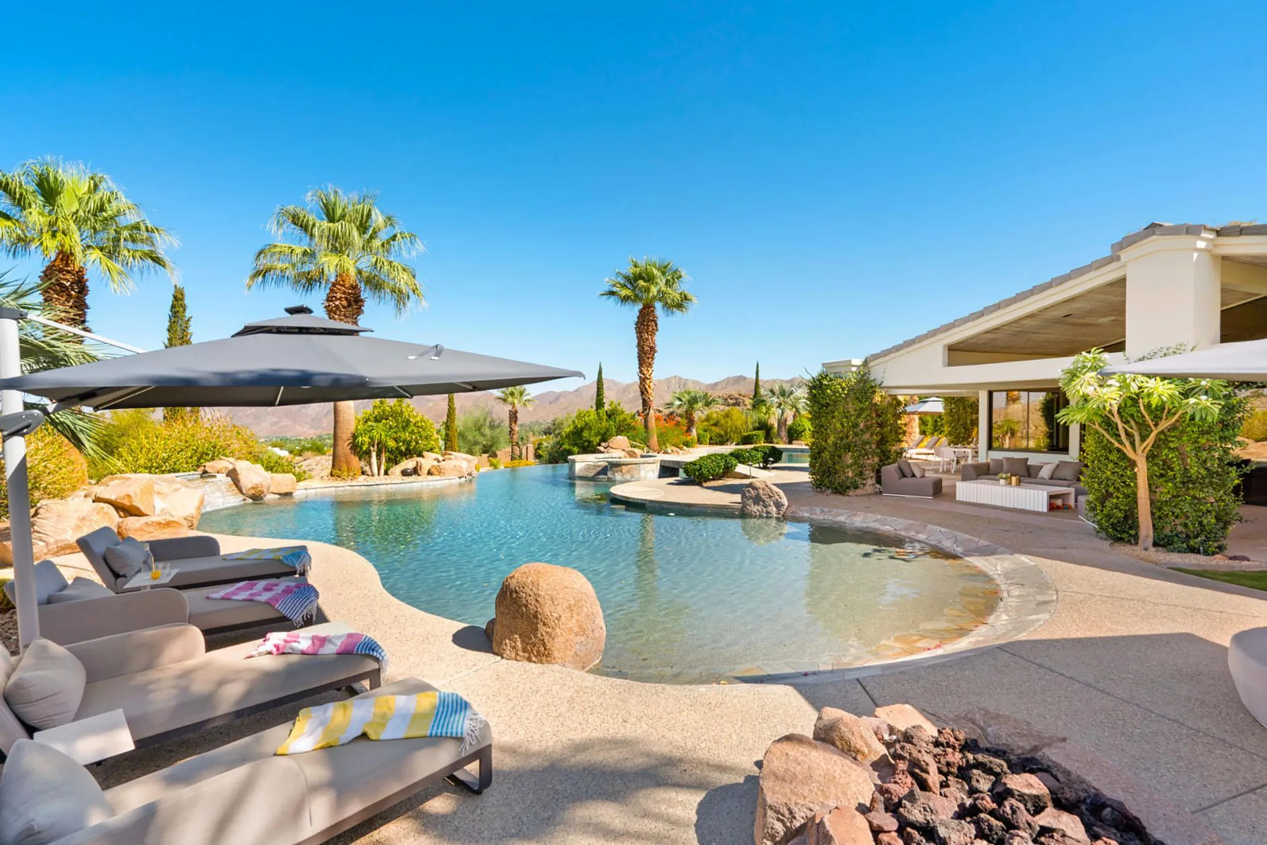 Incredible Paradise Estate with Private Golf, Pool, and Wet Bar — photograph 3
