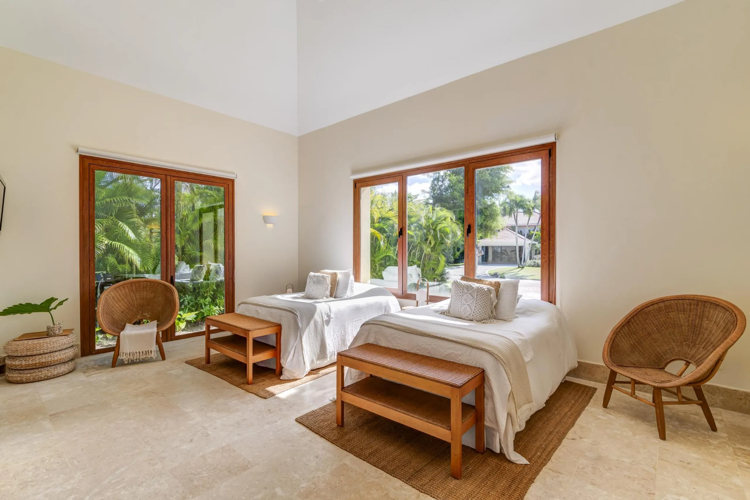 Sophisticated Colonial Villa with Stunning Golf Course Views and Modern Comforts — photograph 9