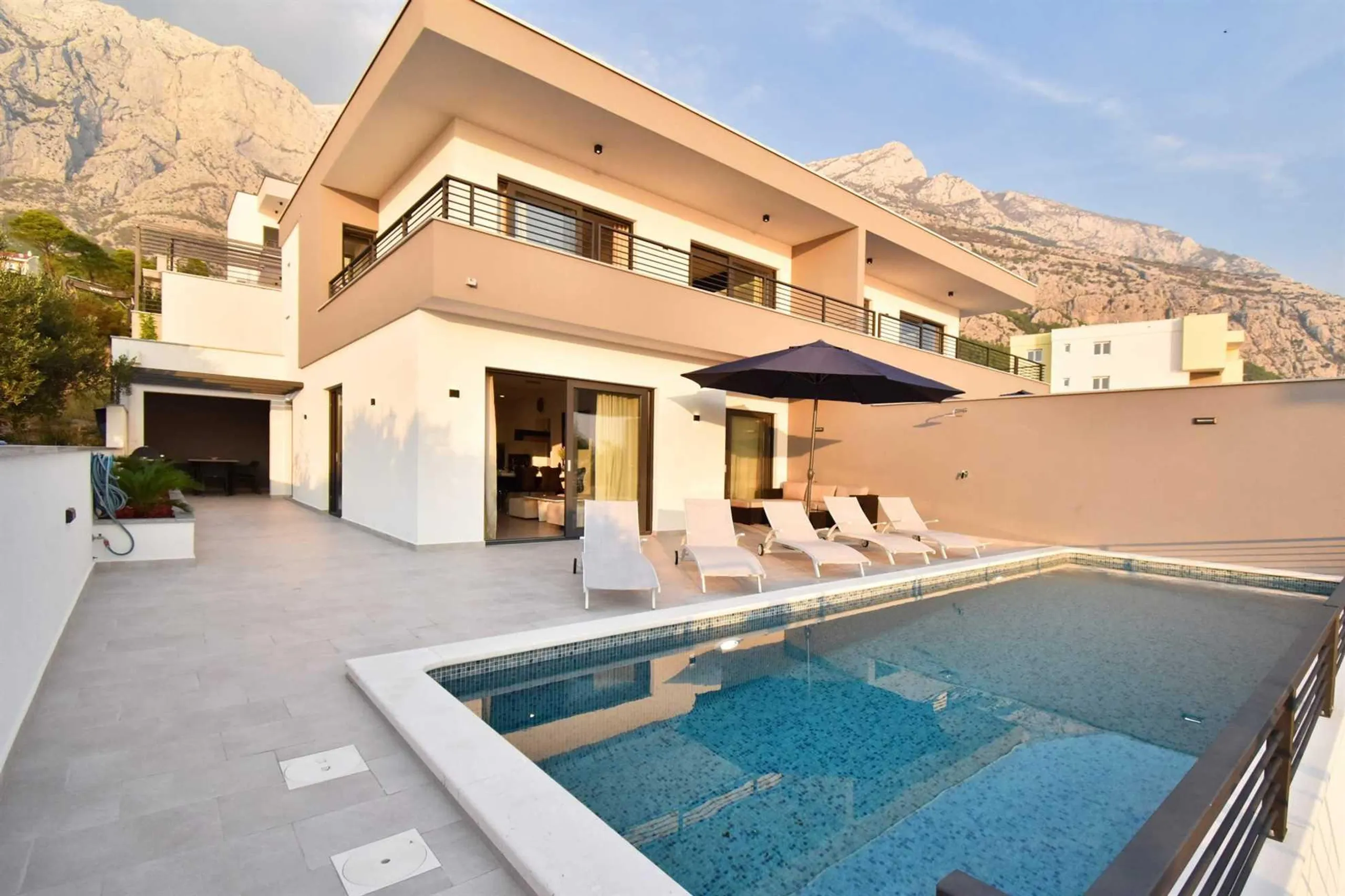 Plush Villa with Heated Pool and Panoramic Views of the Adriatic Sea — photograph 3