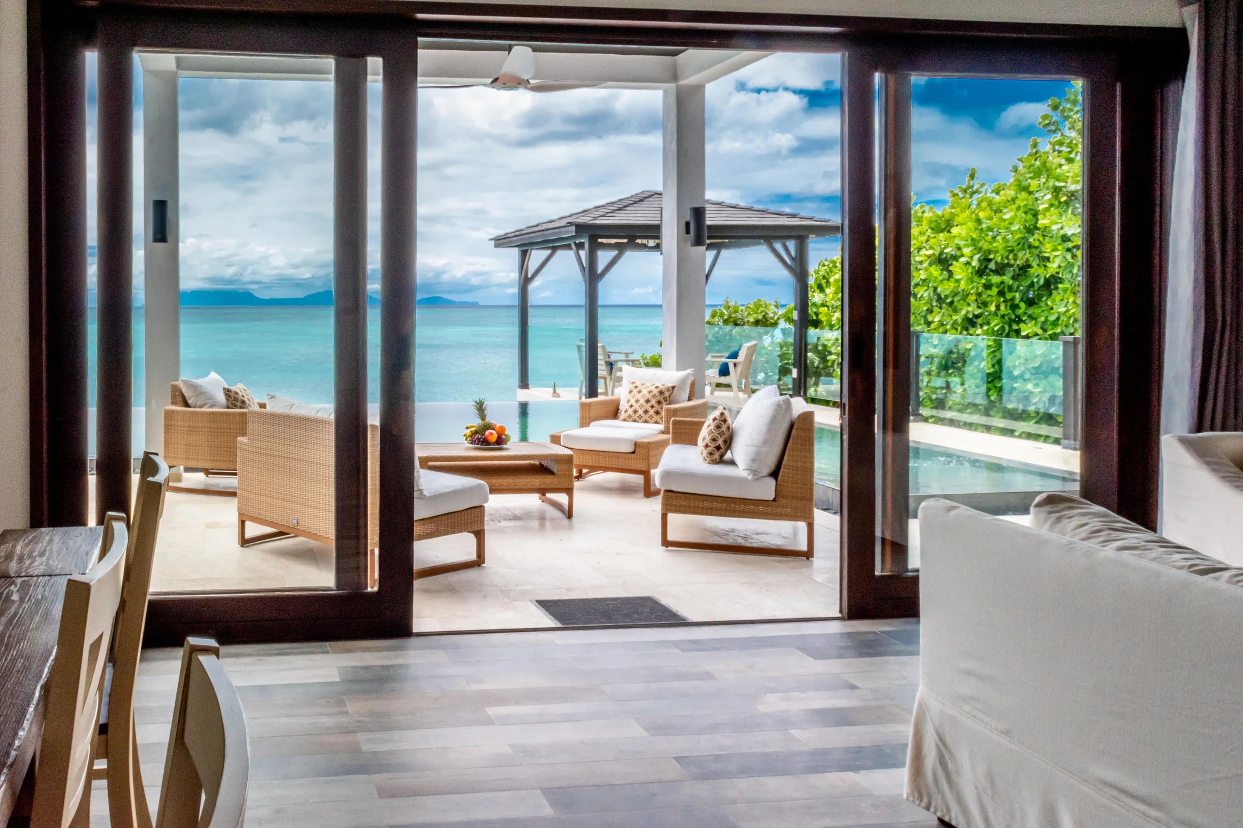 Indulgent Four-Bedroom Villa with Wrap-Around Infinity Pool, Private Gardens and Ocean Views — photograph 6