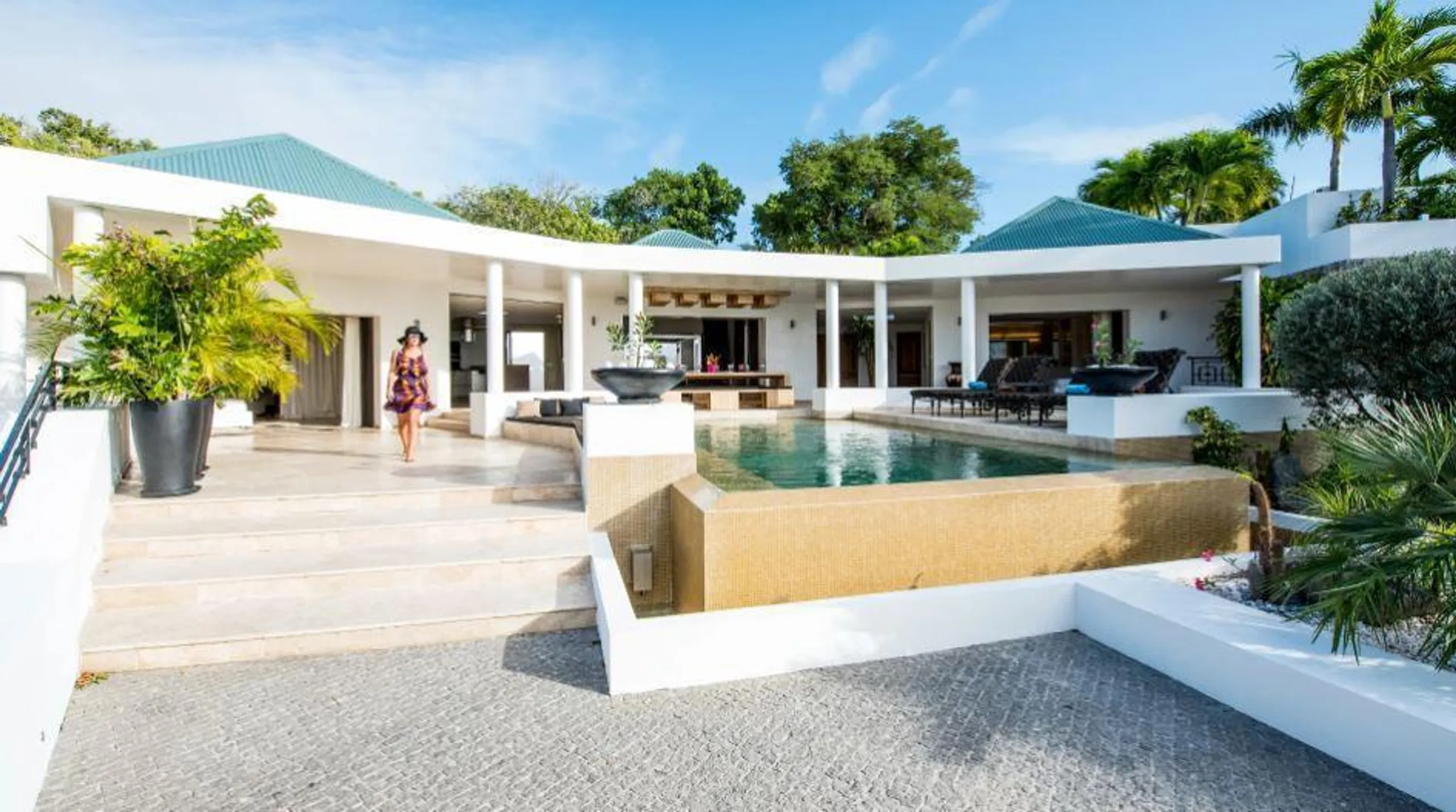 Majestic Luxe Villa with Infinity Pool and Jacuzzi Overlooking Gustavia — photograph 4