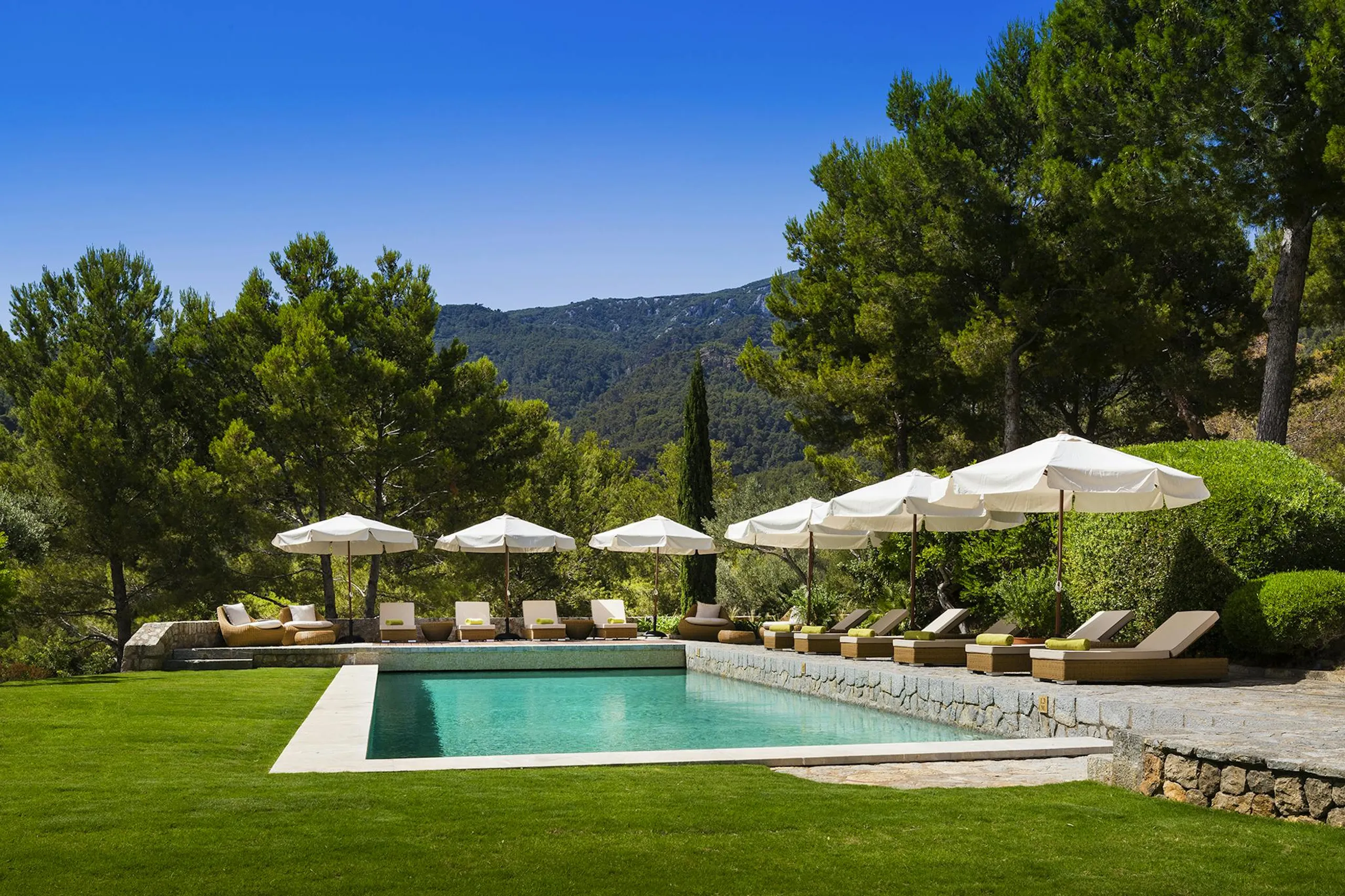 Alluring Spanish Villa with Private Pool and Garden Grounds — photograph 3