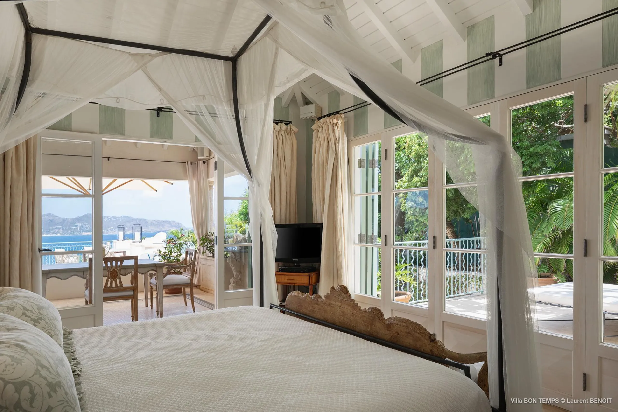 Superb Seaview Villa with Infinity Pool and Palatial Patio — photograph 8