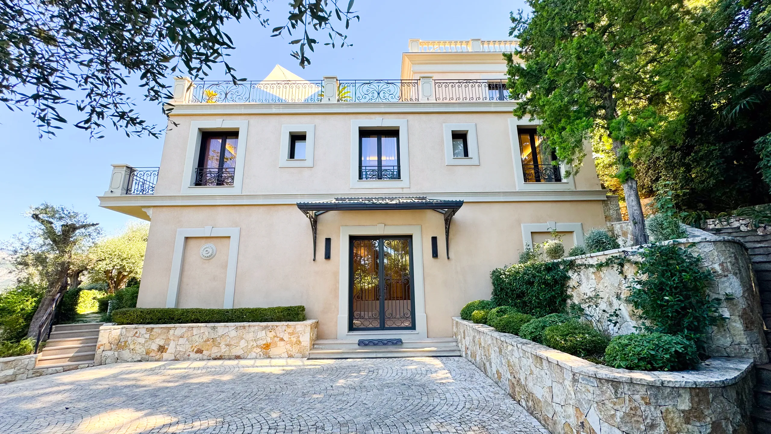 Lavish Modern-Contemporary Villa with Heated Pool and Sea Access — photograph 9